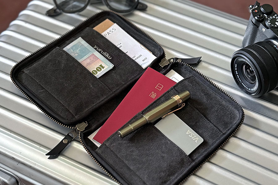 FLAT tool case / A6 Wide - Iron Black - Etui von Yuruliku