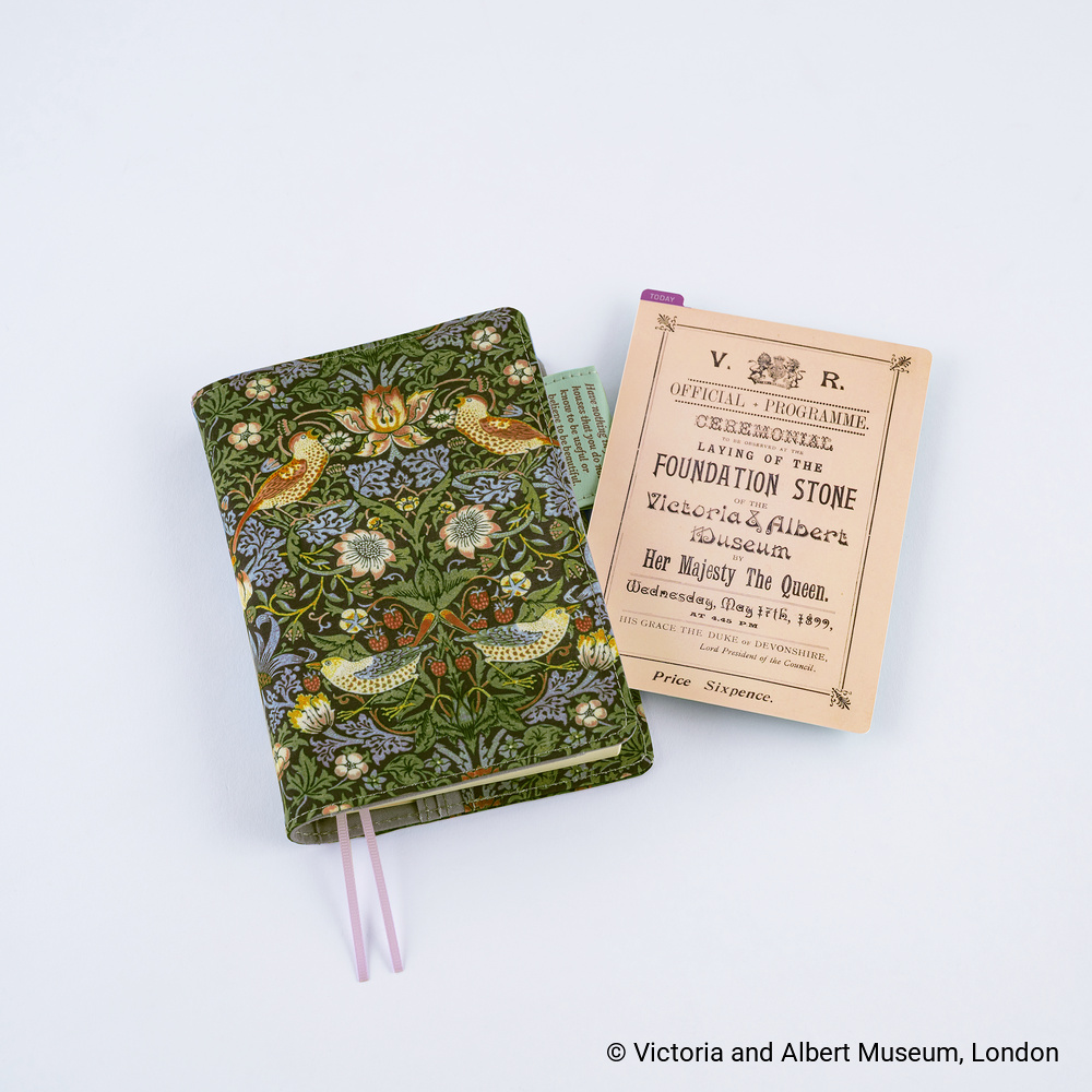 Schreibunterlage A6 – V&A Series: V&A’s Foundation Stone Programme | Hobonichi