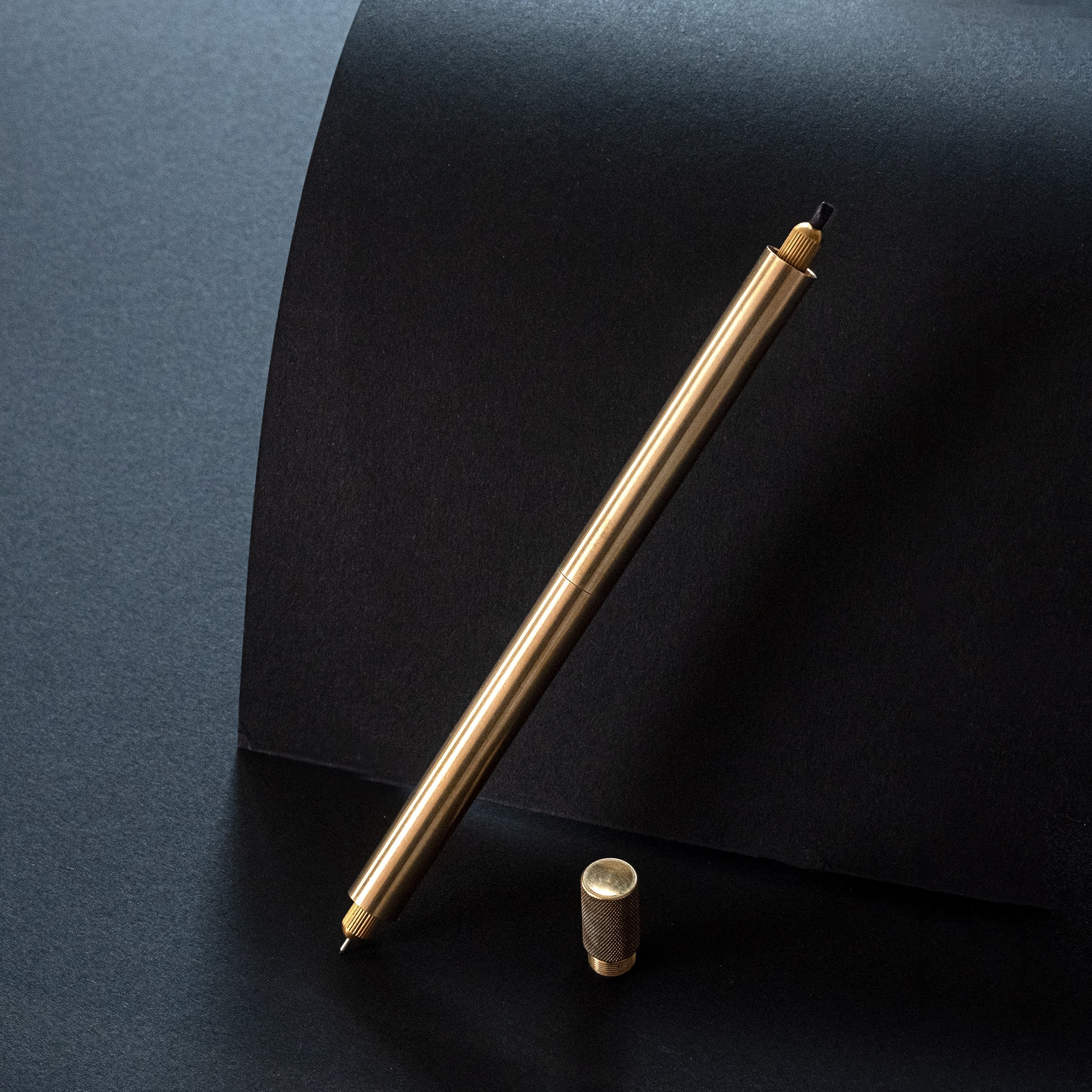 Lumos Pro Duo Brass/Messing – Nachfüllbarer Fineliner-, Schreib- & Pinselstift | Tom's Studio