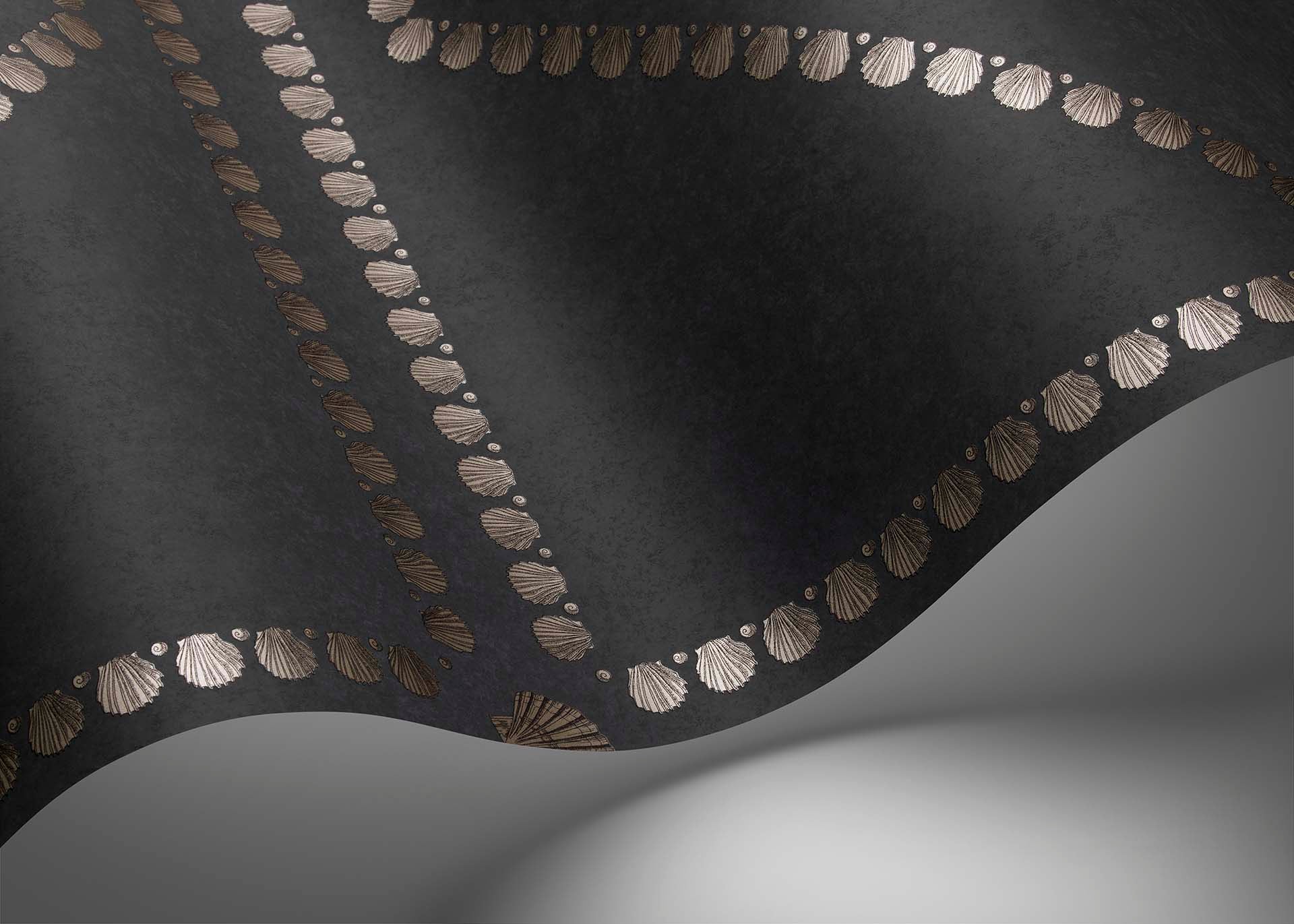 Conchiglie Tapete - 123/5023 - Soft Gold on Charcoal - Cole&Son - Fornasetti Senza Tempo II-123-5023-Cole&Son-Fornasetti Senza Tempo II Conchiglie Tapete - 123/5023 - Soft Gold on Charcoal - Cole&Son - Fornasetti Senza Tempo II von Cole&Son aus der Kategorie Fornasetti Senza Tempo II mit der Artikelnummer 123-5023