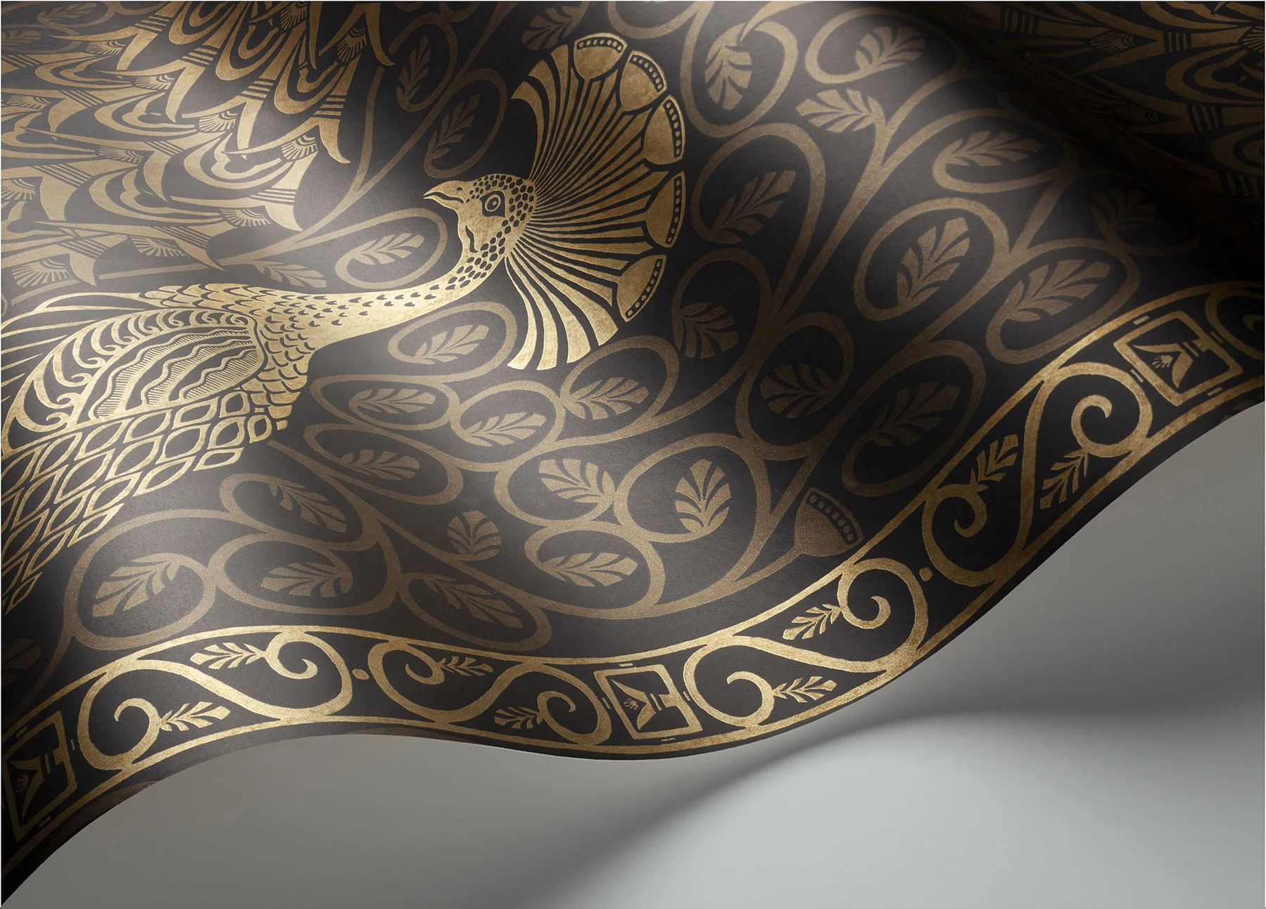 Pavo Parade Tapete - 116/8032 - Cole&Son - The Pearwood Collection von Cole&Son aus der Kategorie The Pearwood Collection mit der Artikelnummer 116-8032