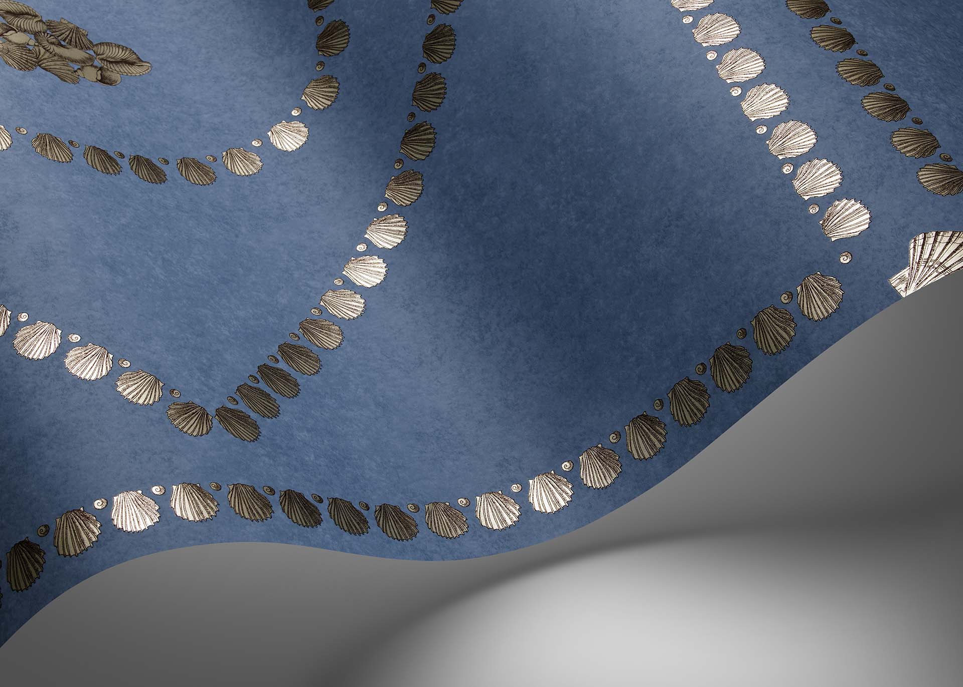 Conchiglie Tapete - 123/5022 - Gilver on Denim - Cole&Son - Fornasetti Senza Tempo II-123-5022-Cole&Son-Fornasetti Senza Tempo II Conchiglie Tapete - 123/5022 - Gilver on Denim - Cole&Son - Fornasetti Senza Tempo II von Cole&Son aus der Kategorie Fornasetti Senza Tempo II mit der Artikelnummer 123-5022