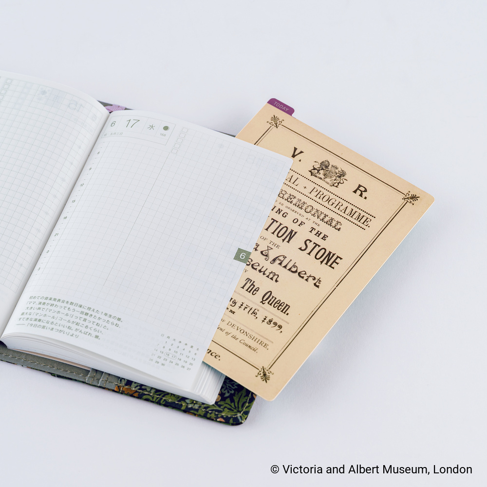 Schreibunterlage A6 – V&A Series: V&A’s Foundation Stone Programme | Hobonichi