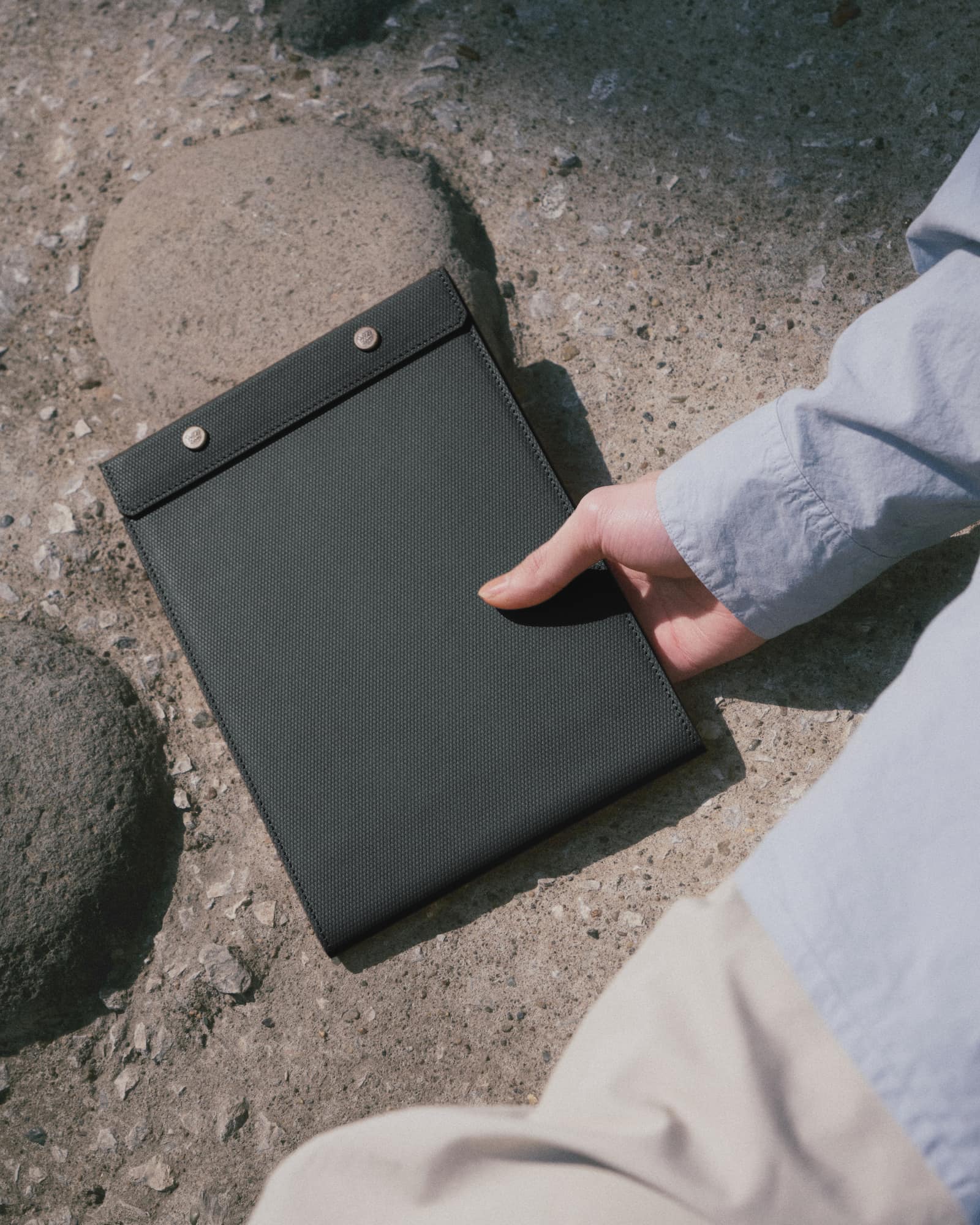 Snap Pad in A5 - Crossgrain Leder - Schwarz - Klemmbrett von Postalco