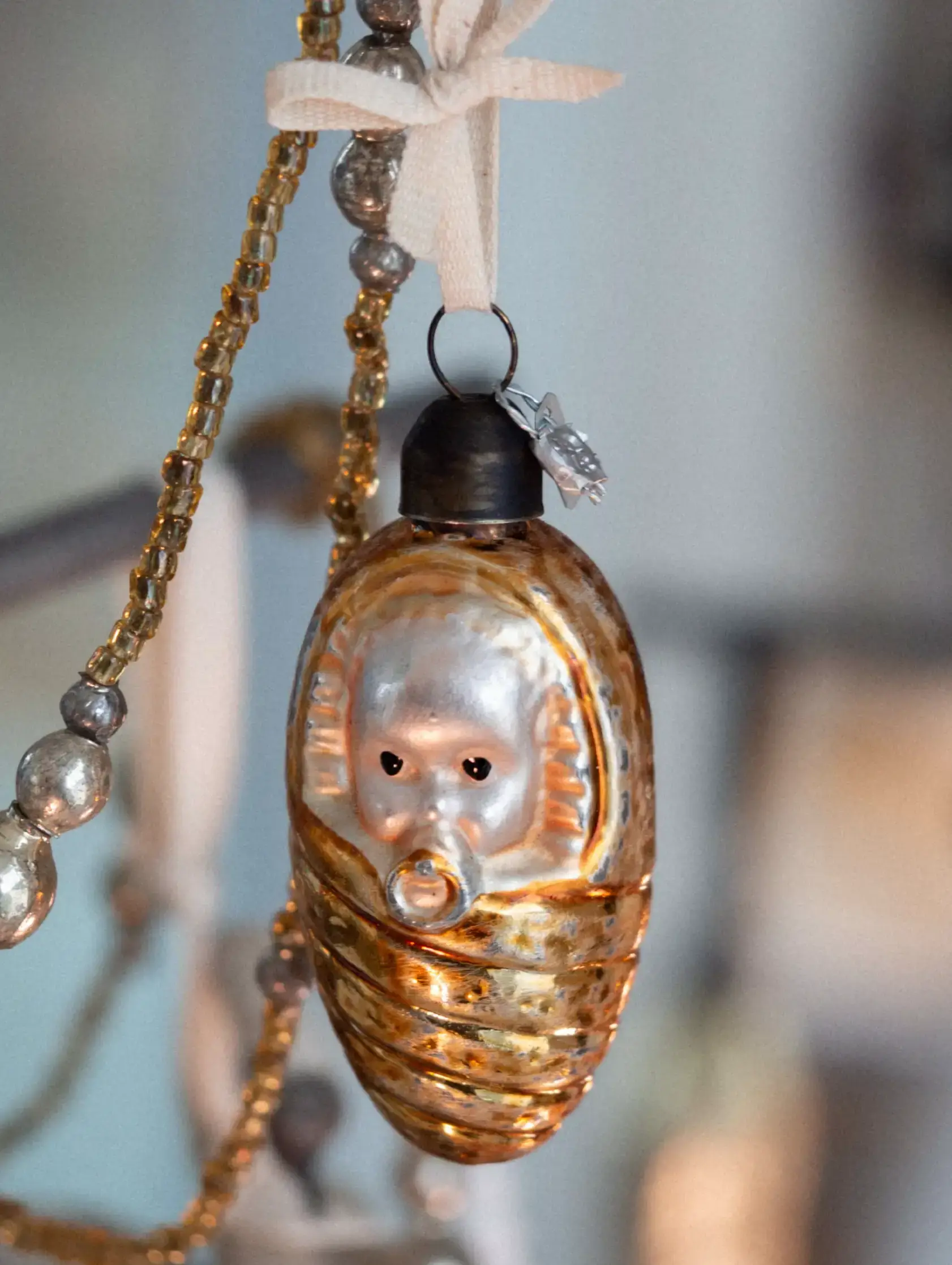 Glasornament „Gewickeltes Baby“ mit Schnuller - Deus Living Copenhagen