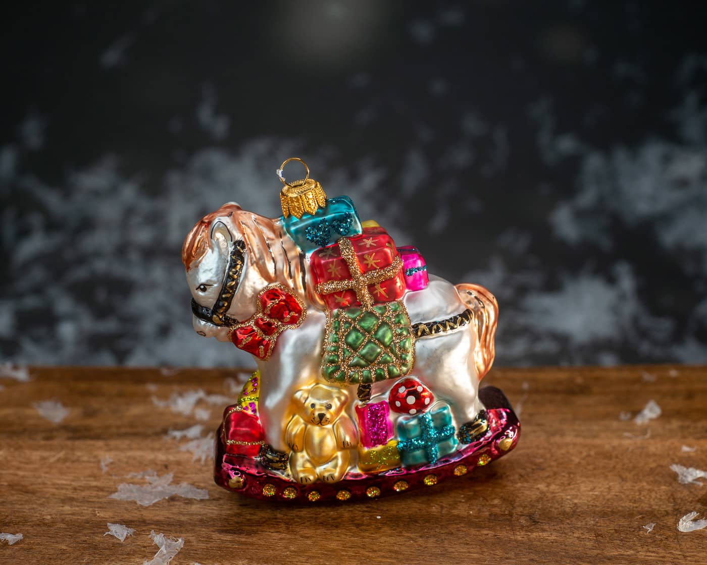 Schaukelpferd mit Geschenken - Christbaumschmuck aus Glas-OF16905-Weihnachtsland-Christbaumschmuck Schaukelpferd mit Geschenken - Christbaumschmuck aus Glas von Weihnachtsland aus der Kategorie Christbaumschmuck mit der Artikelnummer OF16905