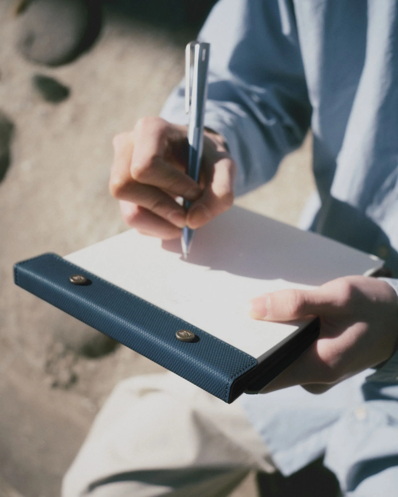 Snap Pad in A5 - Crossgrain Leder - Kobaltblau - Klemmbrett von Postalco