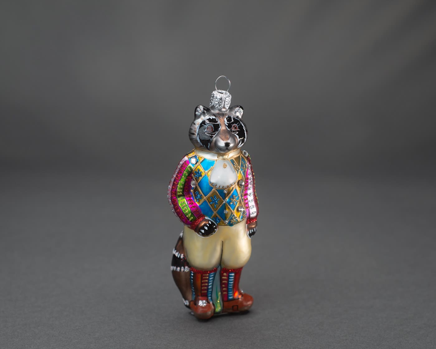 Waschbär Zirkusdirektor - Christbaumschmuck aus Glas von Hanco aus der Kategorie Christbaumschmuck mit der Artikelnummer 2655.01