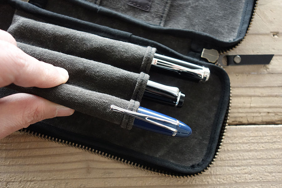 FLAT tool case / 3 Pen - Iron Black - Stifteetui von Yuruliku