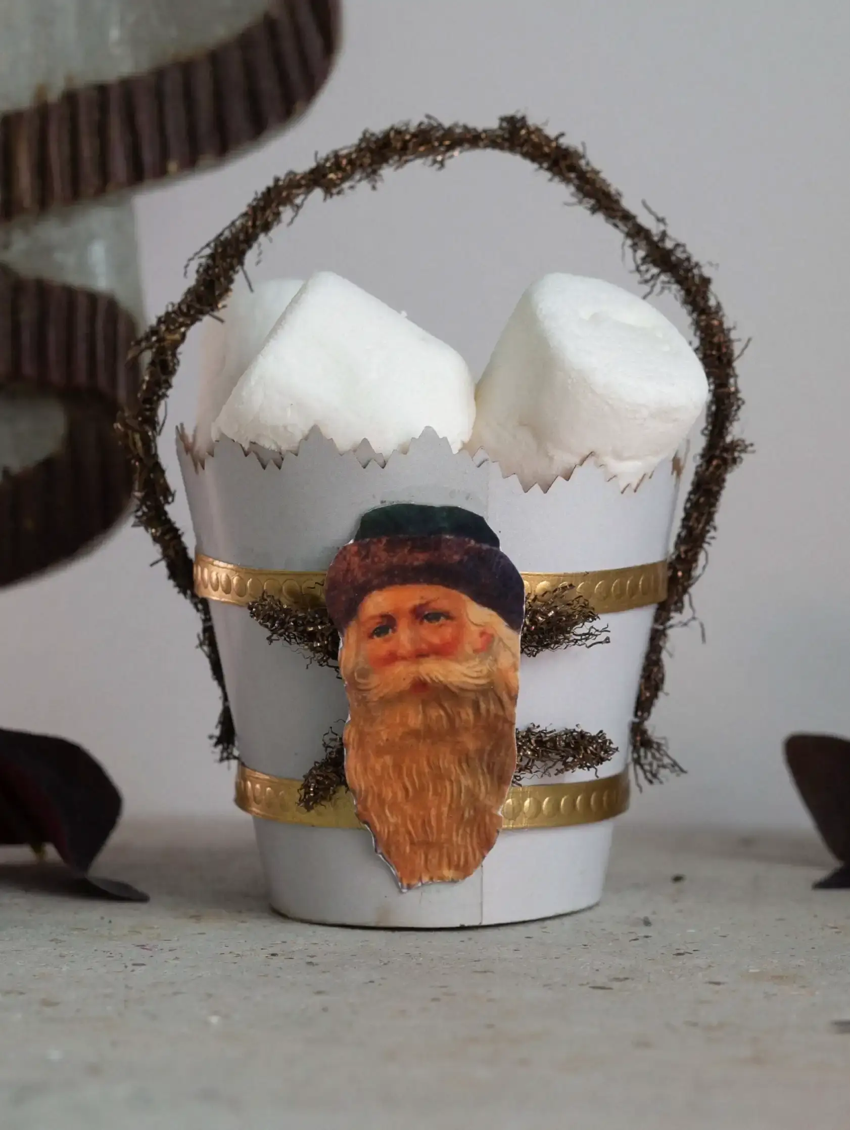 Hellblauer Korb aus Papier mit Glanzbild - Deus Living Copenhagen