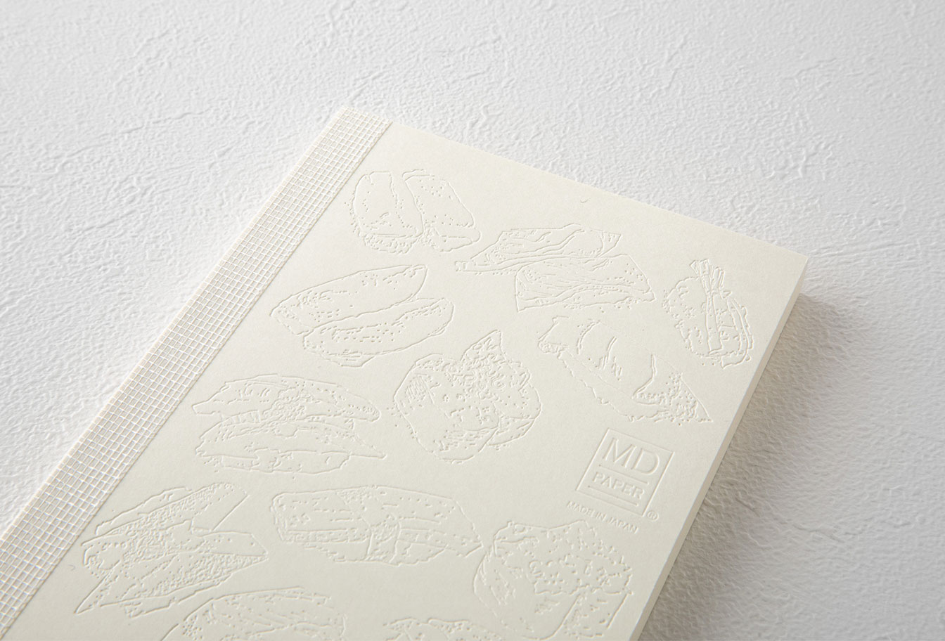 MD Notebook 15th – Edition Adrian Hogan - A6 - blanko / blank - Midori Notizbuch - limitiert MD Notebook 15th – Edition Adrian Hogan - A6 - blanko / blank - Midori Notizbuch - limitiert