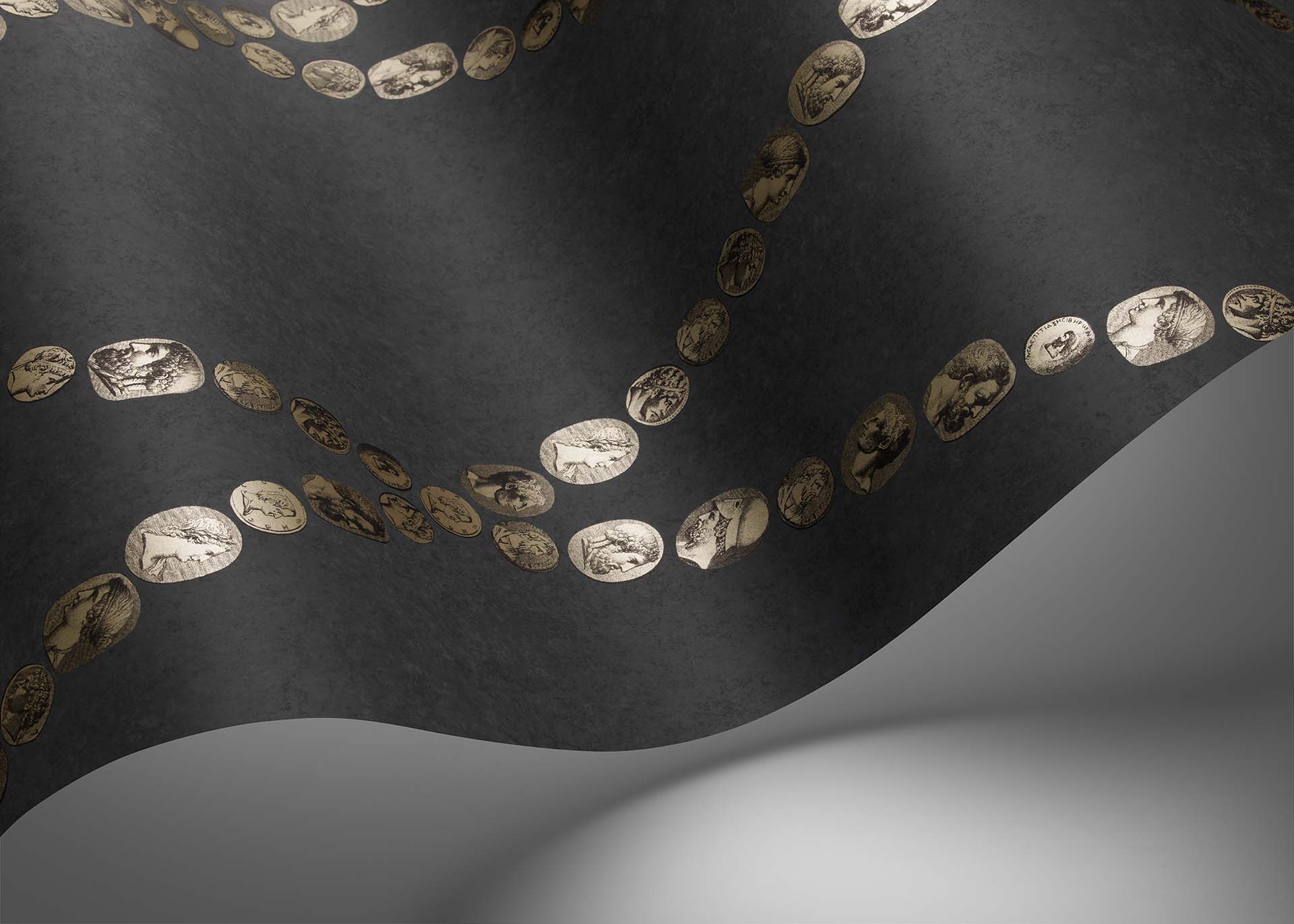 Cammei Tapete - 123/4018 - Gold on Charcoal - Cole&Son - Fornasetti Senza Tempo II-123-4018-Cole&Son-Fornasetti Senza Tempo II Cammei Tapete - 123/4018 - Gold on Charcoal - Cole&Son - Fornasetti Senza Tempo II von Cole&Son aus der Kategorie Fornasetti Senza Tempo II mit der Artikelnummer 123-4018