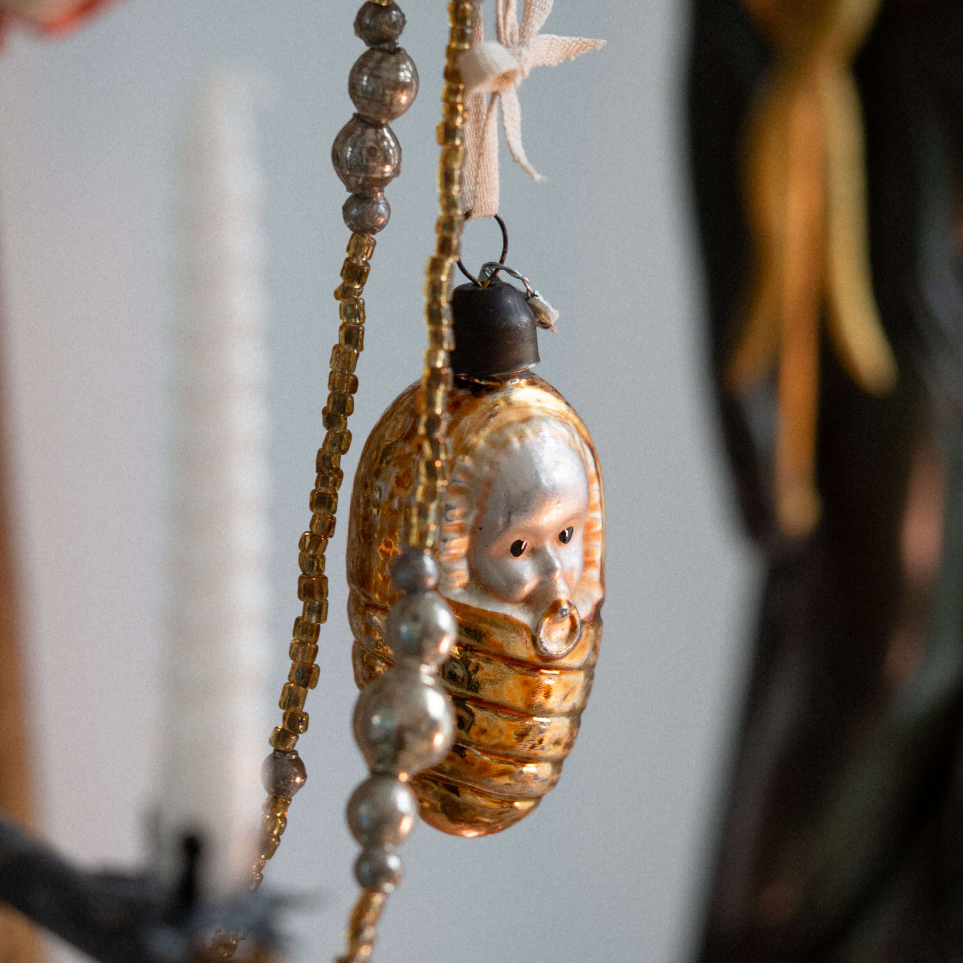 Glasornament „Gewickeltes Baby“ mit Schnuller - Deus Living Copenhagen