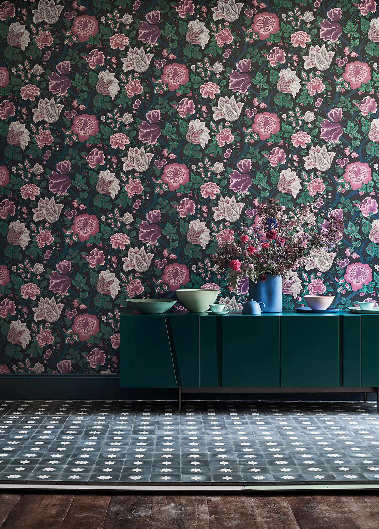 Midsummer Bloom Tapete - 116/4015 - Cole&Son - The Pearwood Collection von Cole&Son aus der Kategorie The Pearwood Collection mit der Artikelnummer 116-4015