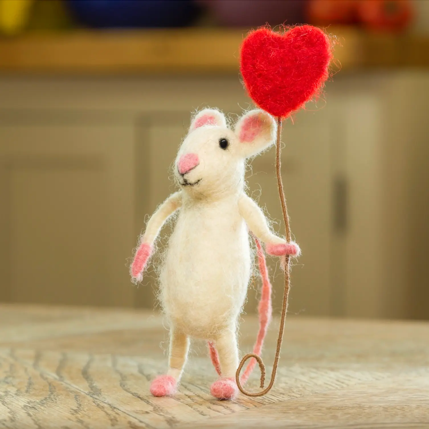 Happy Heart Balloon Mouse - Handgefilzte Maus von Sew Heart Felt