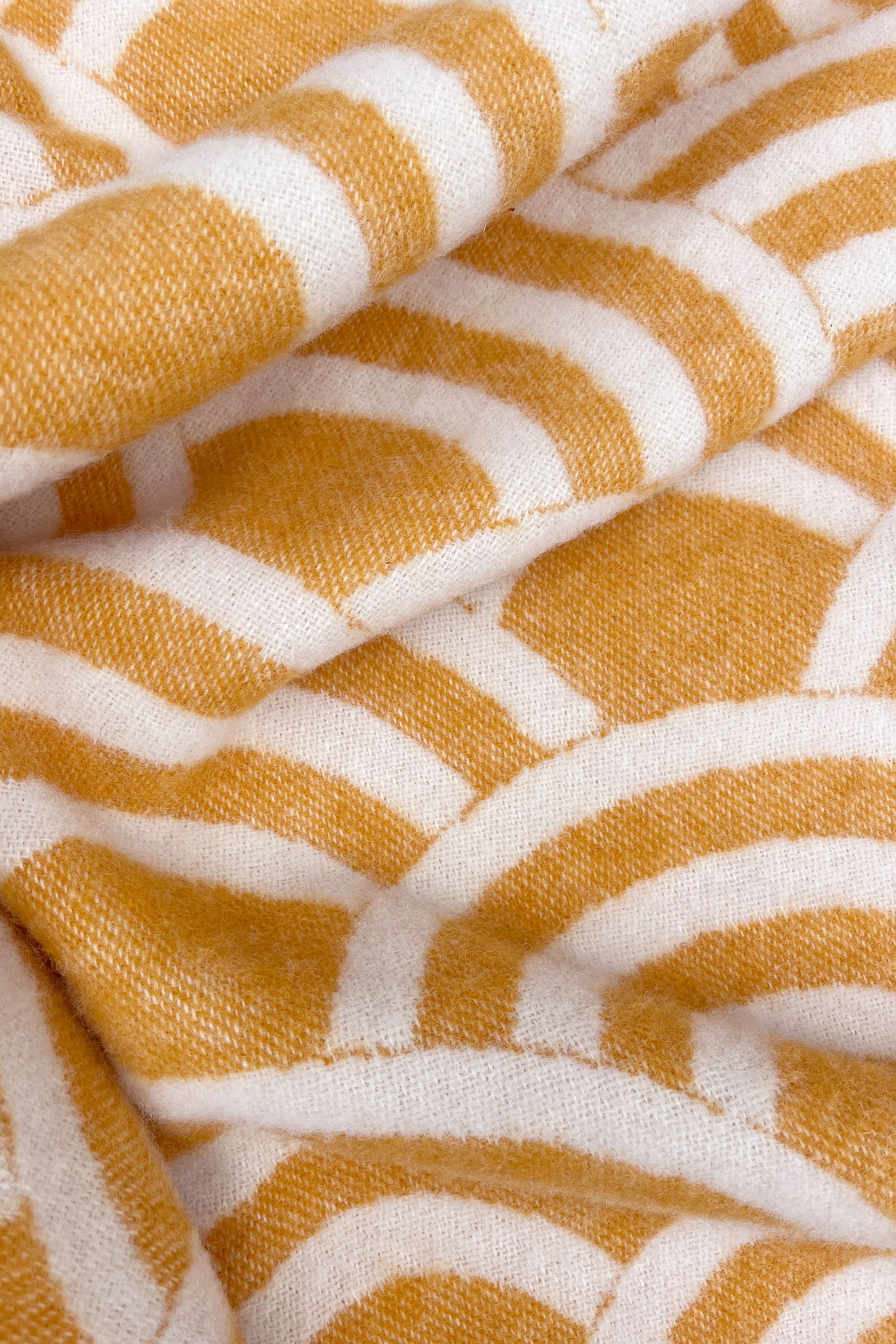 Lucky O's - Amber - Schurwolldecke von Maison Deux X moooi-MD-LO-A-Maison Deux-Kuschelige Schurwolldecken von Maison Deux Lucky O's - Amber - Schurwolldecke von Maison Deux X moooi von Maison Deux aus der Kategorie Kuschelige Schurwolldecken von Maison Deux mit der Artikelnummer MD-LO-A