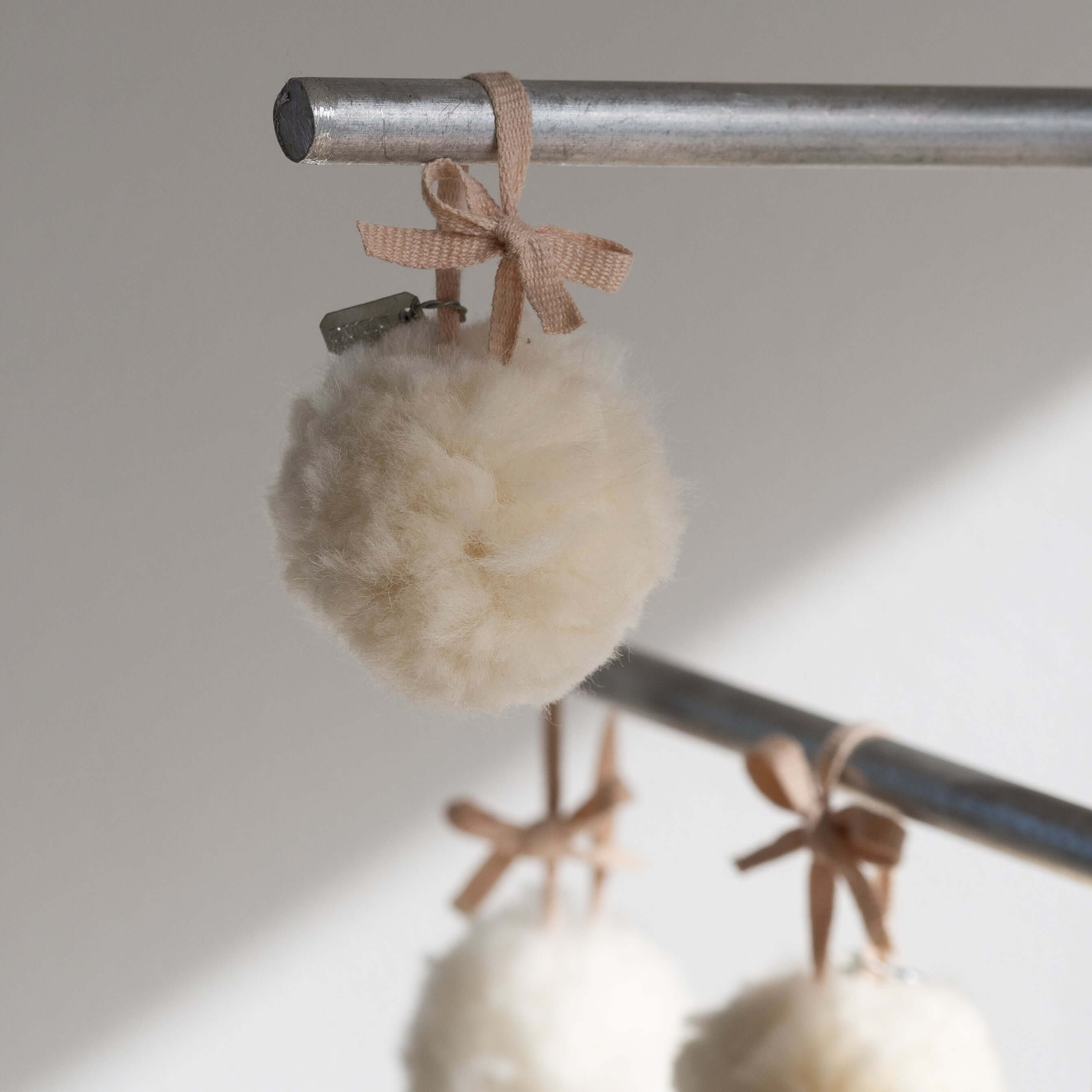 3er-Set Handgefertigte Schneeball-Ornamente aus italienischer Merinowolle - Deus Living Copenhagen