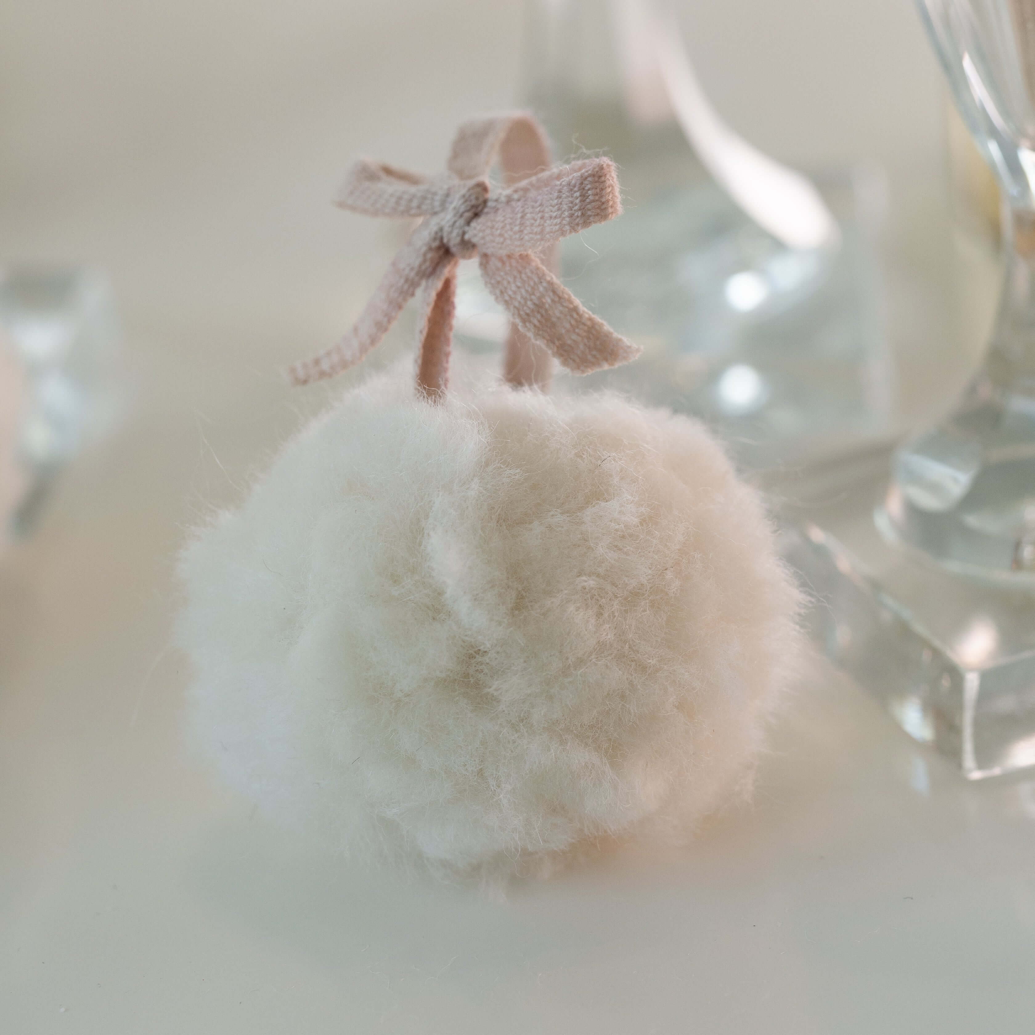 3er-Set Handgefertigte Schneeball-Ornamente aus italienischer Merinowolle - Deus Living Copenhagen