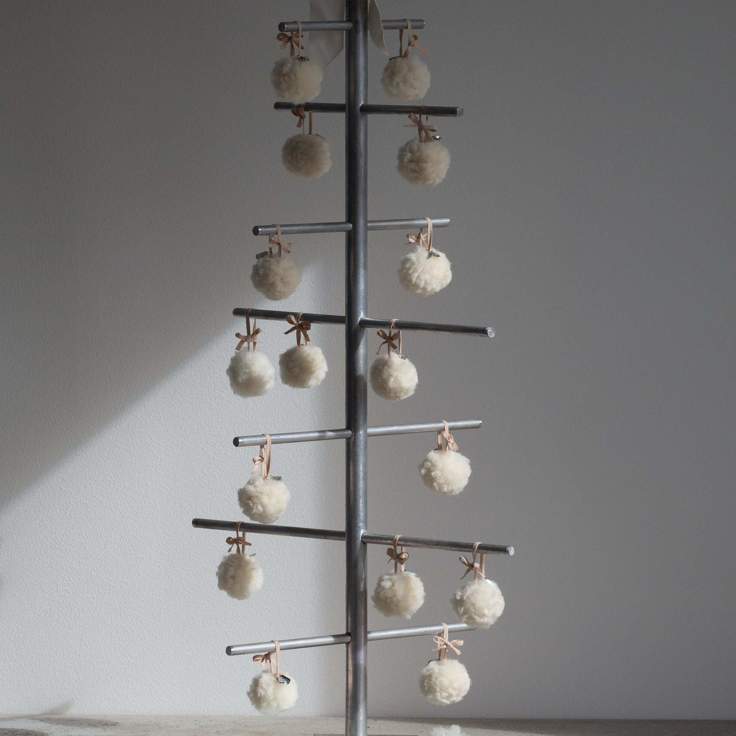 3er-Set Handgefertigte Schneeball-Ornamente aus italienischer Merinowolle - Deus Living Copenhagen