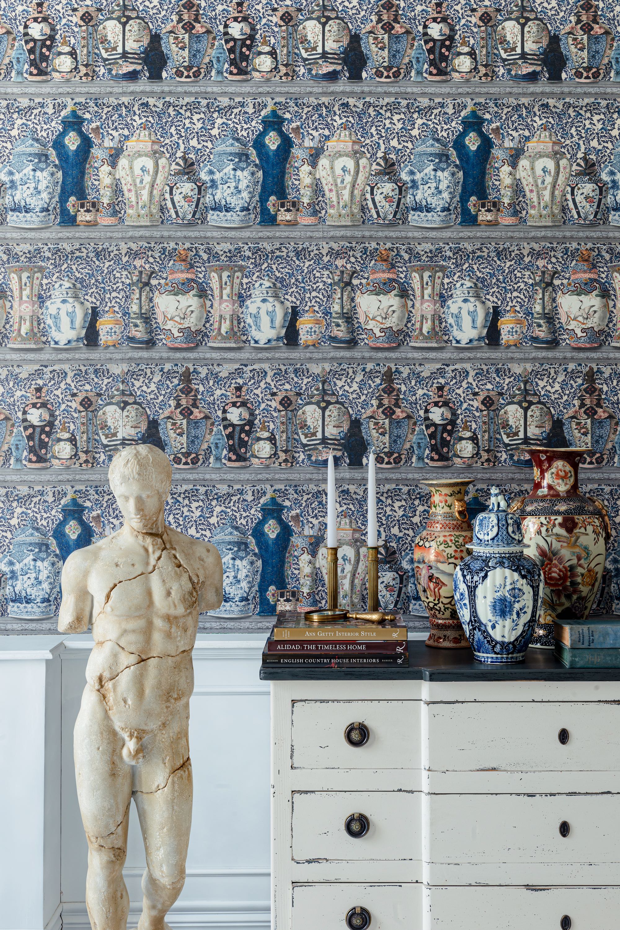 Tapete CERAMIC WONDERS Indigo von MINDTHEGAP aus der Kategorie The Artist's House mit der Artikelnummer WP20596