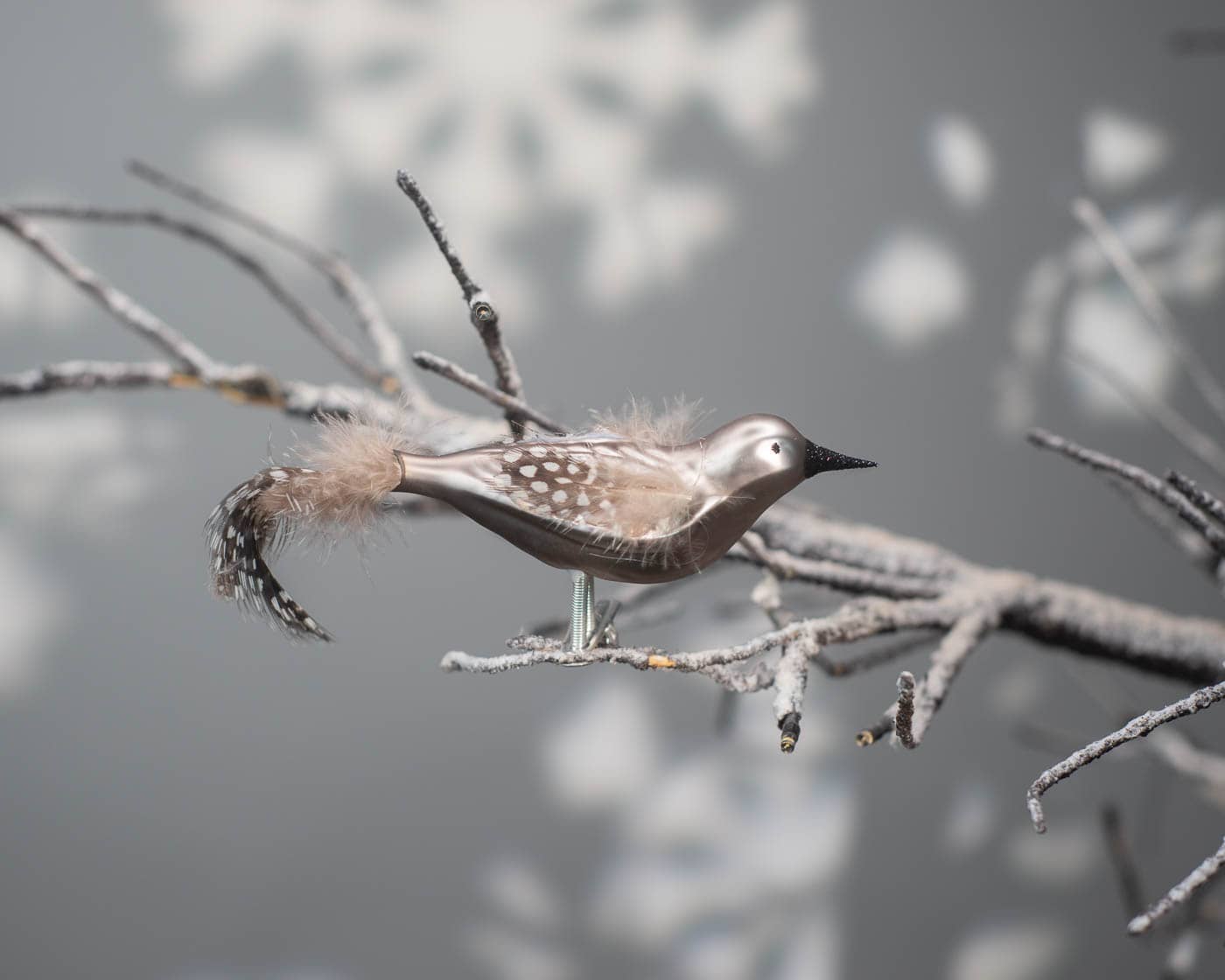 Spatz mit Wachtelfedern - Christbaumschmuck aus Glas von Anva aus der Kategorie Christbaumschmuck mit der Artikelnummer O424