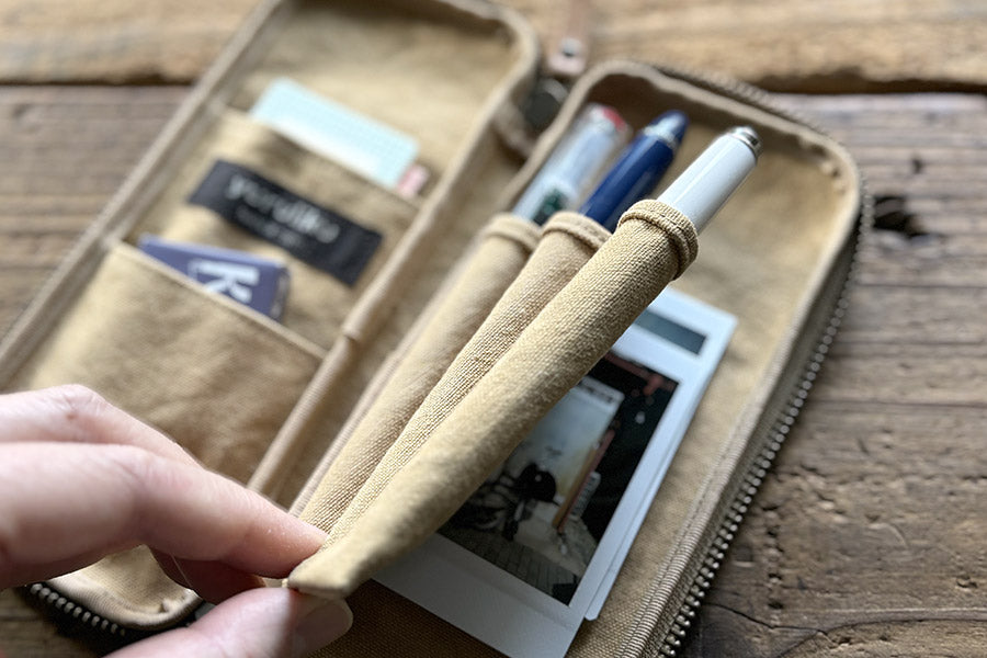 FLAT tool case / 3 Pen - Beige - Stifteetui von Yuruliku