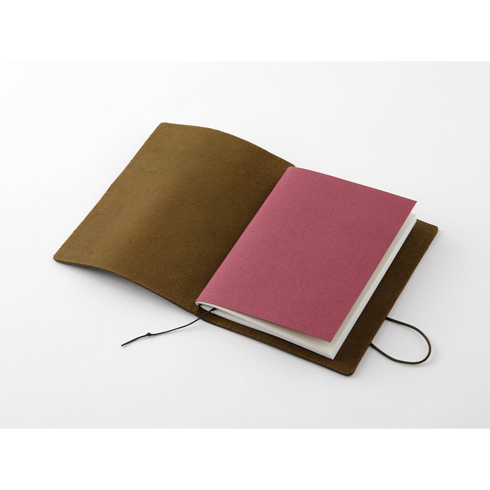 TRAVELER’S Notebook - Passport - Olive von TRAVELER'S COMPANY JAPAN aus der Kategorie TRAVELER'S Notebook "Passport" mit der Artikelnummer TRN-PP-OLIVE