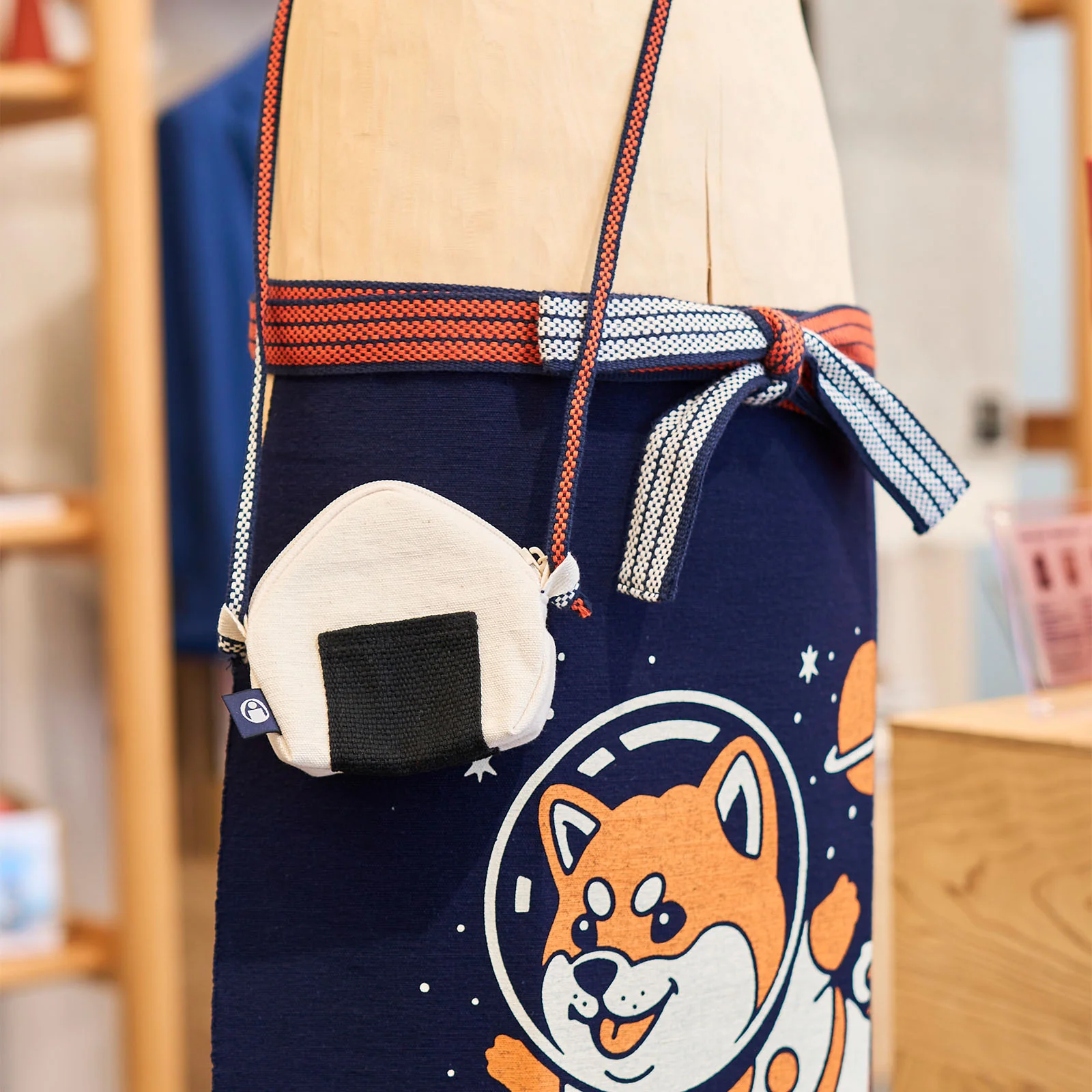 Omusubi Pouch - Kleine Tasche von MAEKAKE by Anything Co. X Omosubi Gonbei Omusubi Pouch - Kleine Tasche von MAEKAKE by Anything Co. X Omosubi Gonbei