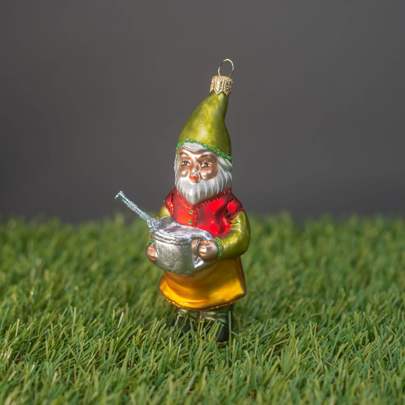 Gartenzwerg mit Gießkanne - Christbaumschmuck aus Glas von Hanco aus der Kategorie Christbaumschmuck mit der Artikelnummer 2092.03