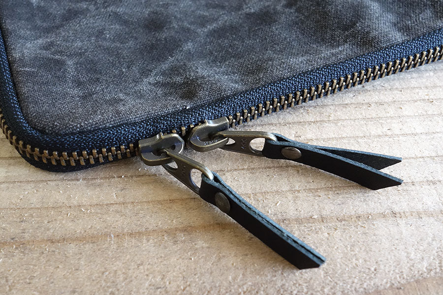 FLAT tool case / Pen - Iron Black - Stifteetui von Yuruliku