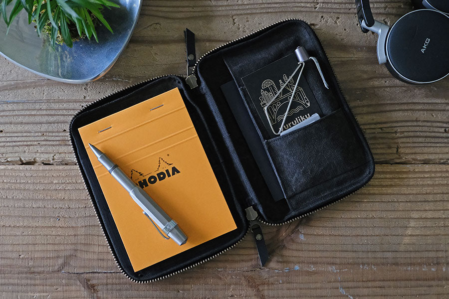 FLAT tool case / A6 Wide - Iron Black - Etui von Yuruliku