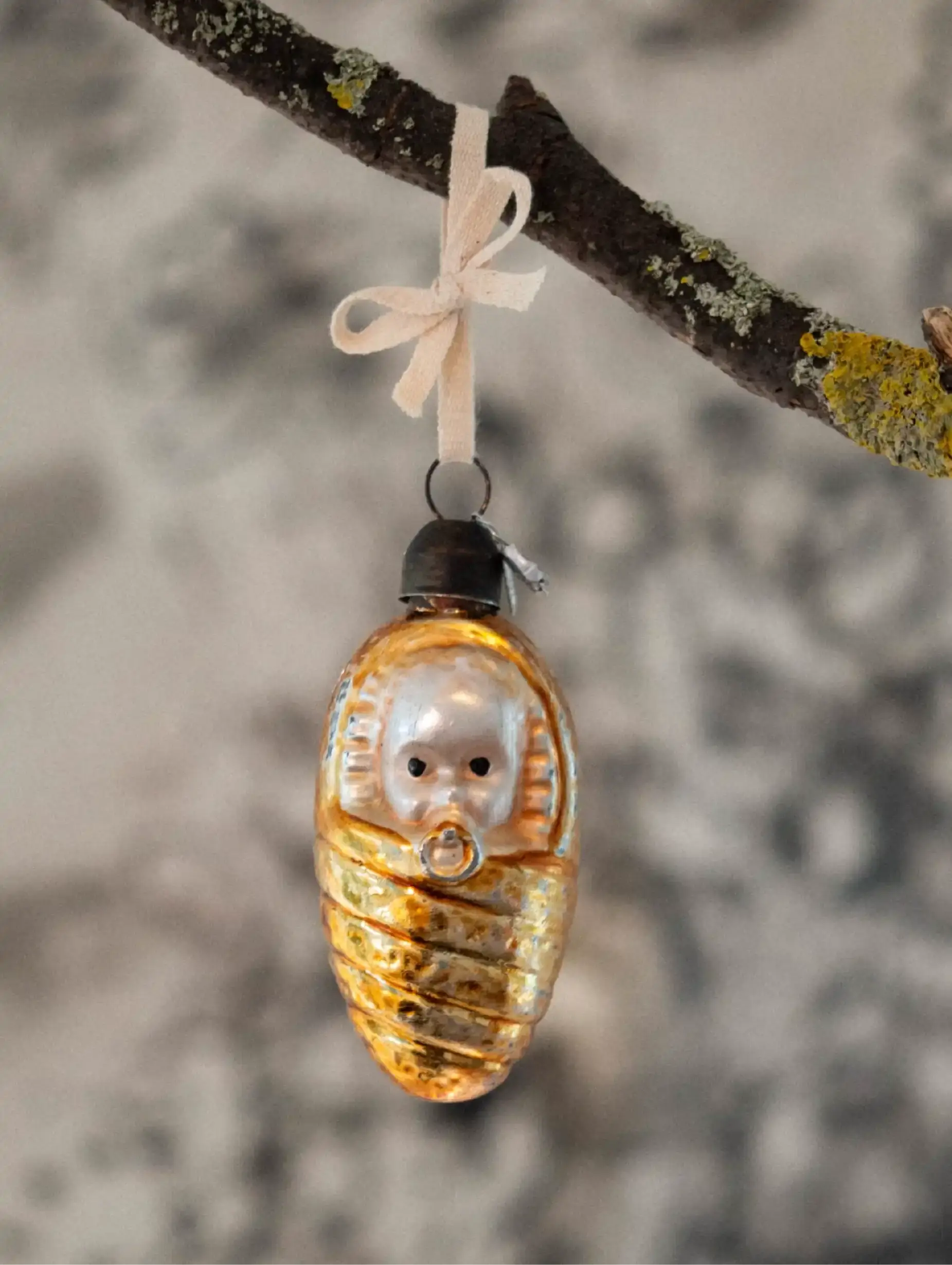 Glasornament „Gewickeltes Baby“ mit Schnuller - Deus Living Copenhagen