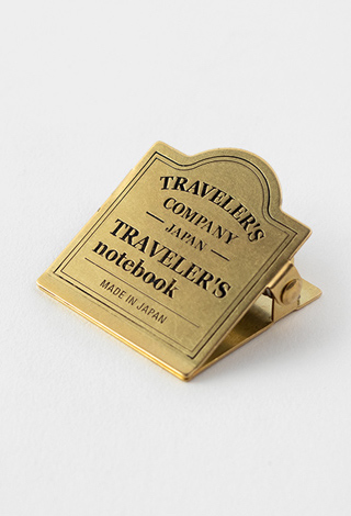 030 - Brass Clip "Logo" - Serie BRASS von der TRAVELER'S COMPANY JAPAN von TRAVELER'S COMPANY JAPAN aus der Kategorie Einlagen und Zubehör für Größe "Passport" mit der Artikelnummer 43089006