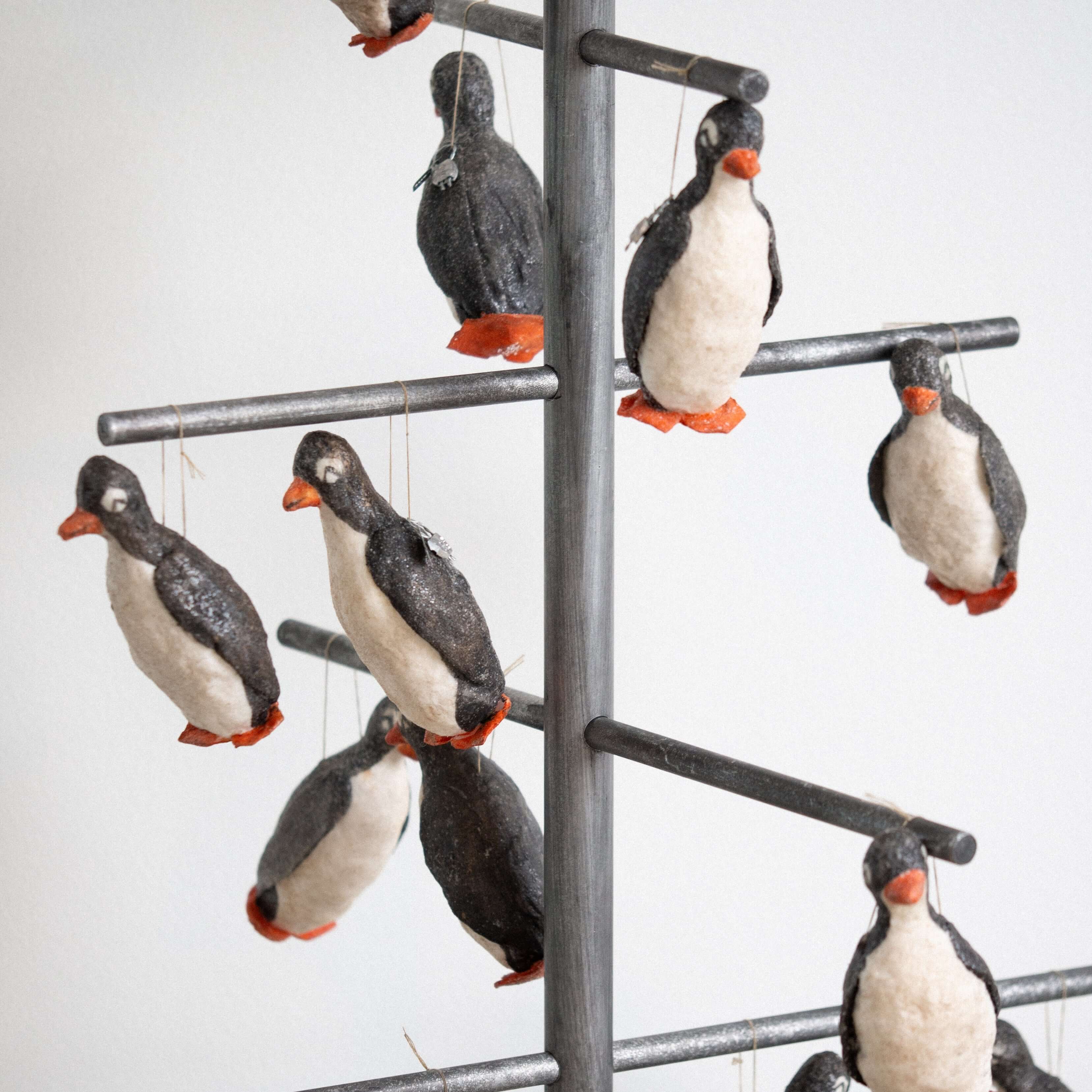 „Svend“ Der Pinguin aus Baumwolle und Papier - Deus Living Copenhagen