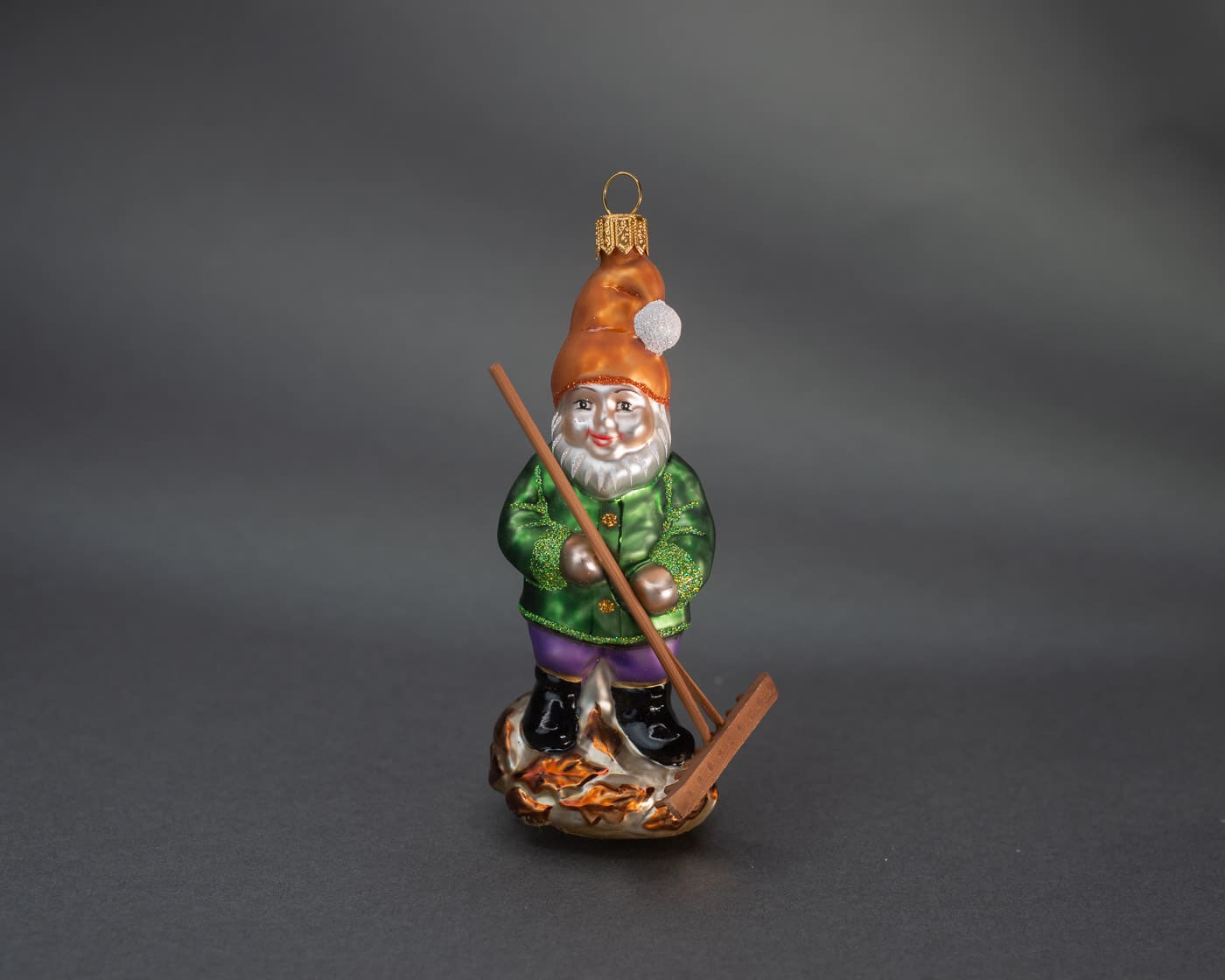 Gartenzwerg mit Rechen - Christbaumschmuck aus Glas-1892.01-Hanco-Christbaumschmuck Gartenzwerg mit Rechen - Christbaumschmuck aus Glas von Hanco aus der Kategorie Christbaumschmuck mit der Artikelnummer 1892.01