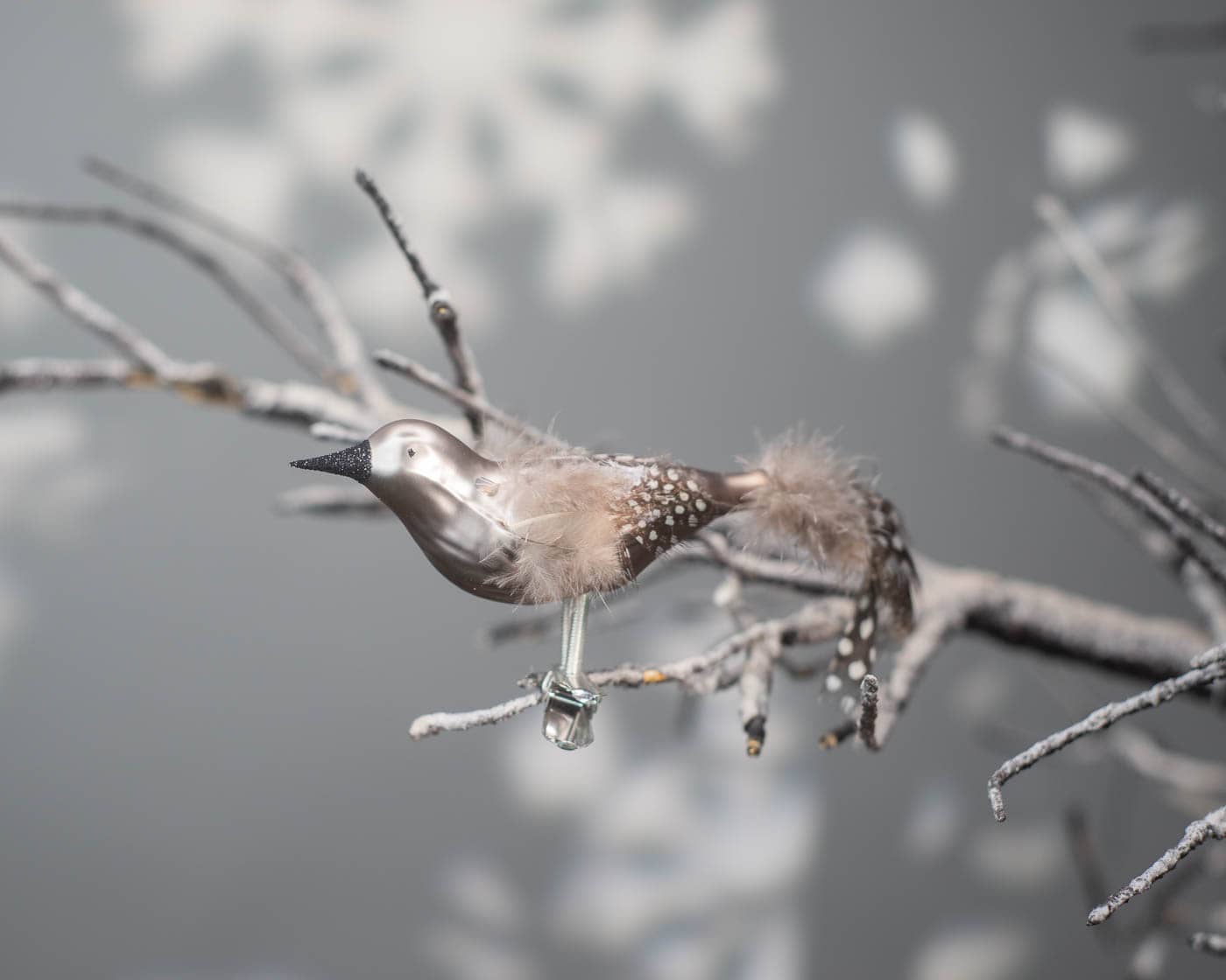 Spatz mit Wachtelfedern - Christbaumschmuck aus Glas-O424-Anva-Vögel Spatz mit Wachtelfedern - Christbaumschmuck aus Glas von Anva aus der Kategorie Vögel mit der Artikelnummer O424