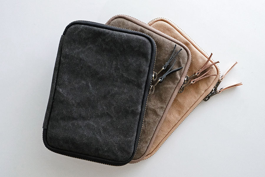 FLAT tool case / A6 Wide - Iron Black - Etui von Yuruliku