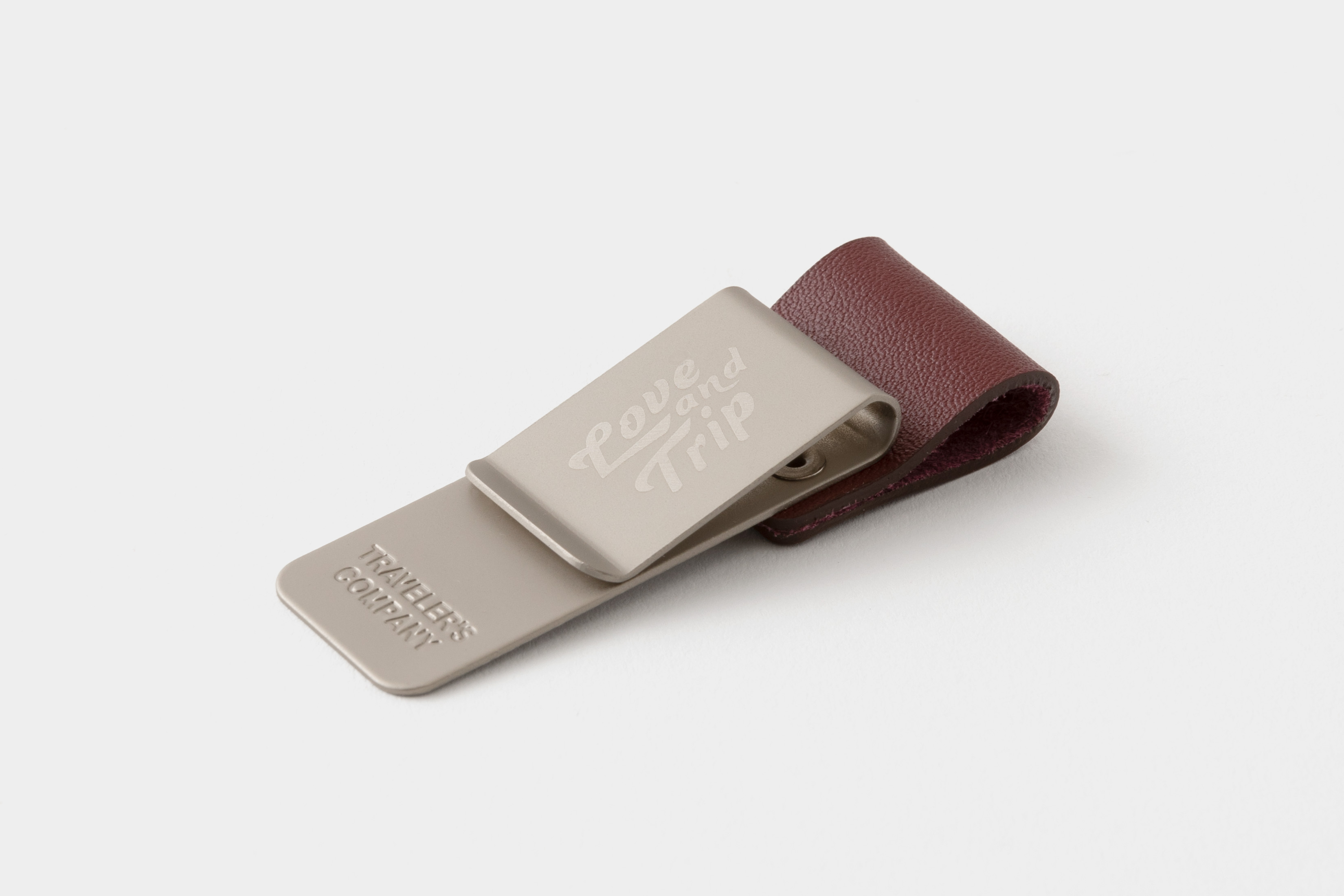 TRAVELER'S Notebook Pen Holder "Love and Trip" Burgund - Limited Edition TRAVELER'S Notebook Pen Holder "Love and Trip" Burgund - Limited Edition