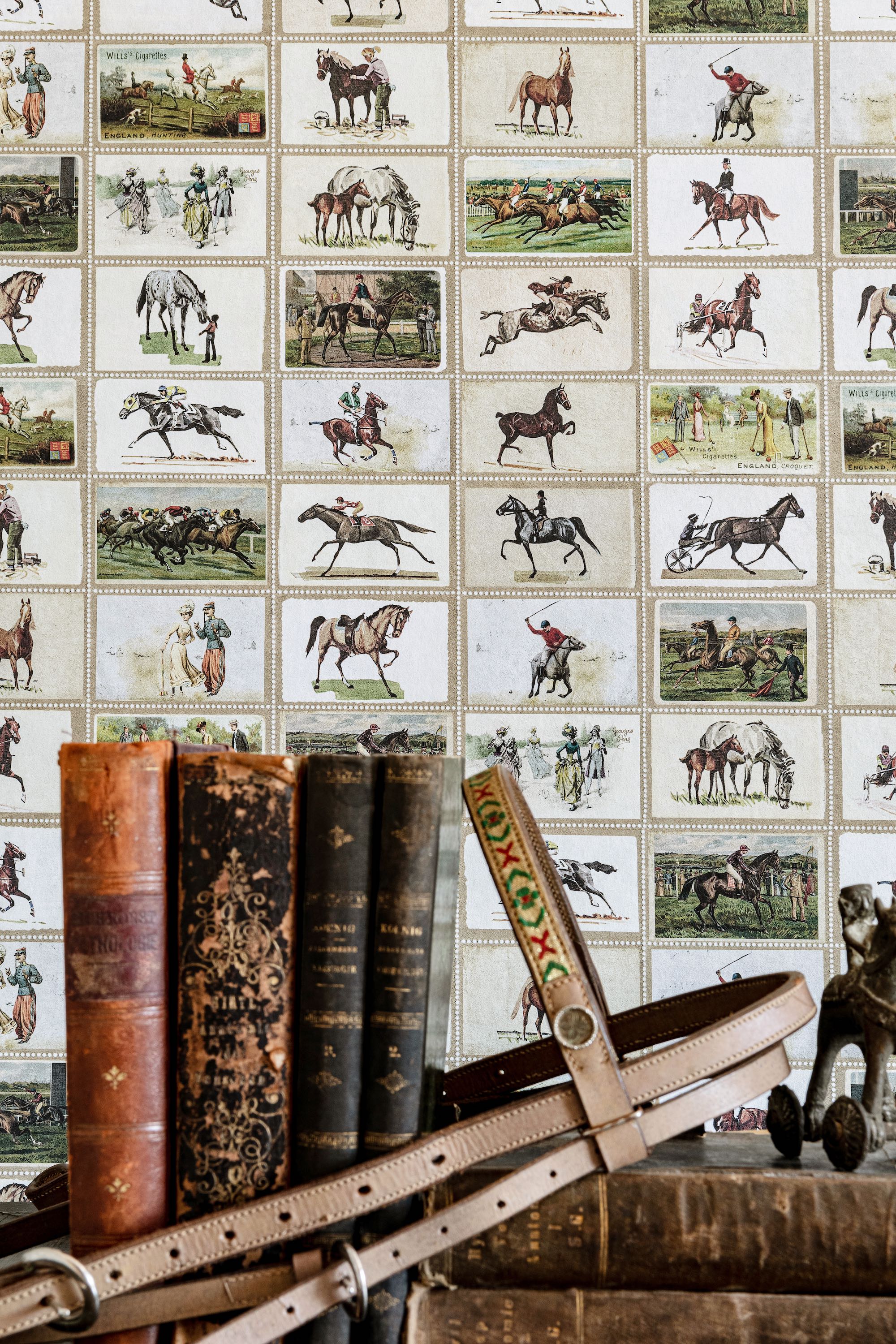 Tapete ENGLISH EQUESTRIAN STAMPS-WP20631-MINDTHEGAP-MIND THE GAP Tapete ENGLISH EQUESTRIAN STAMPS von MINDTHEGAP aus der Kategorie MIND THE GAP mit der Artikelnummer WP20631