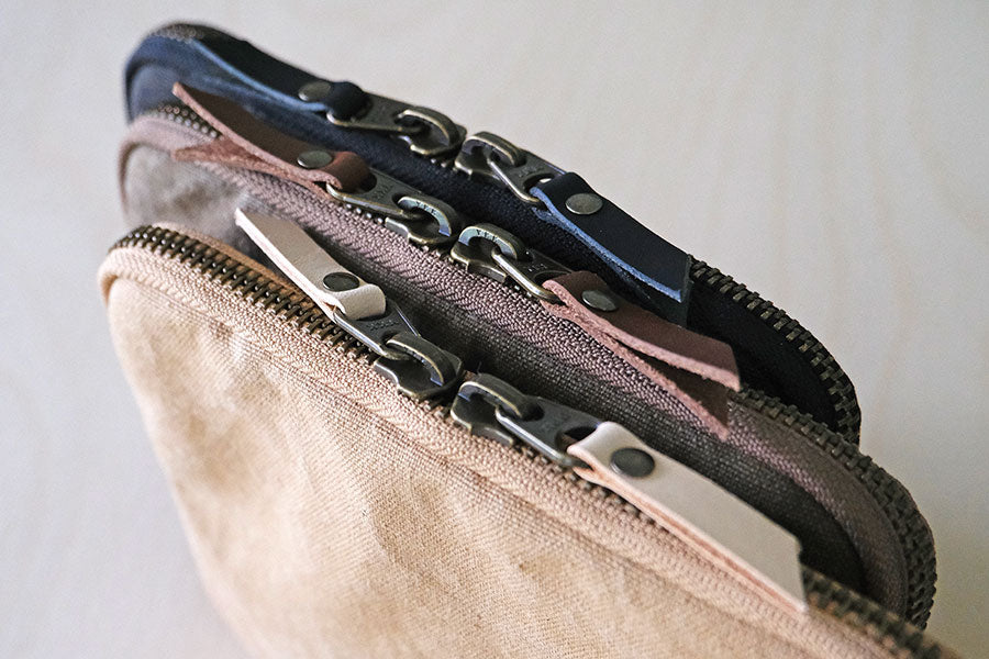 FLAT tool case / A6 Wide - Iron Black - Etui von Yuruliku