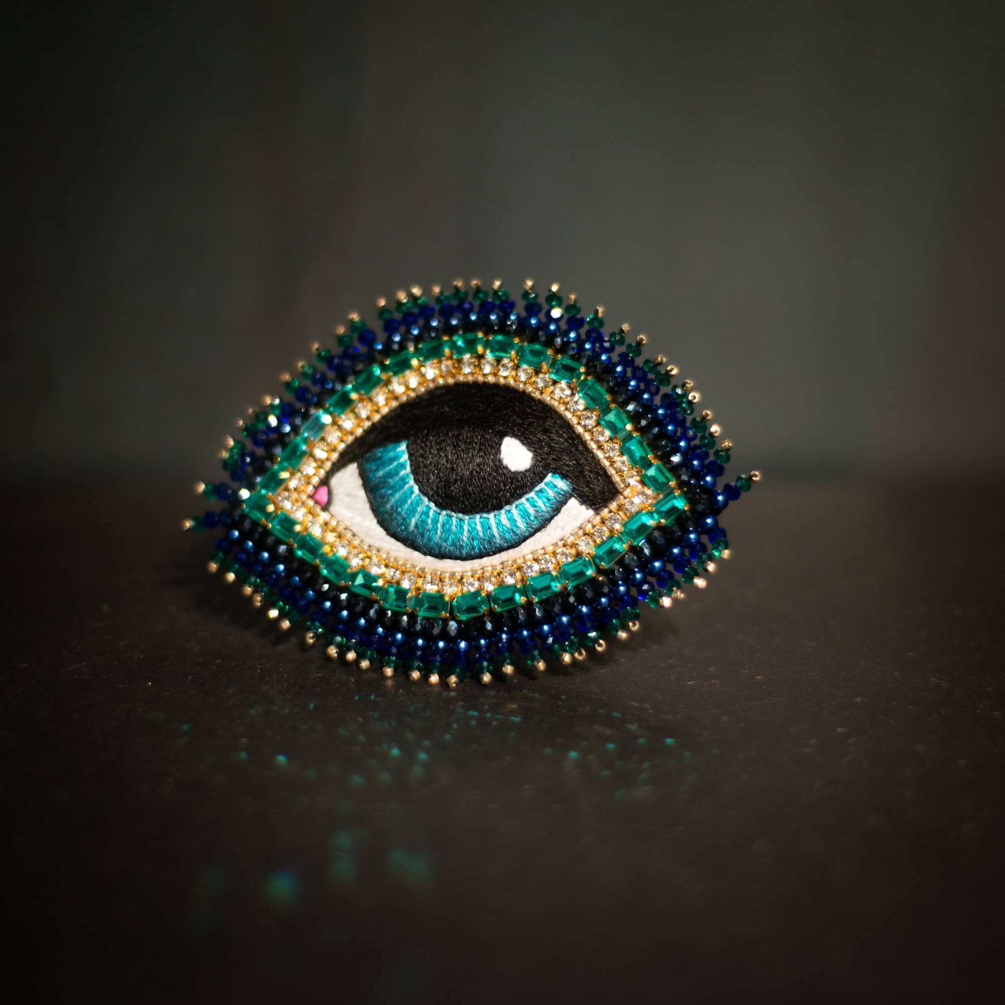 Brosche Auge Strass bleu - L von Celeste Mogador aus der Kategorie Broschen mit der Artikelnummer BR01-BL06-L