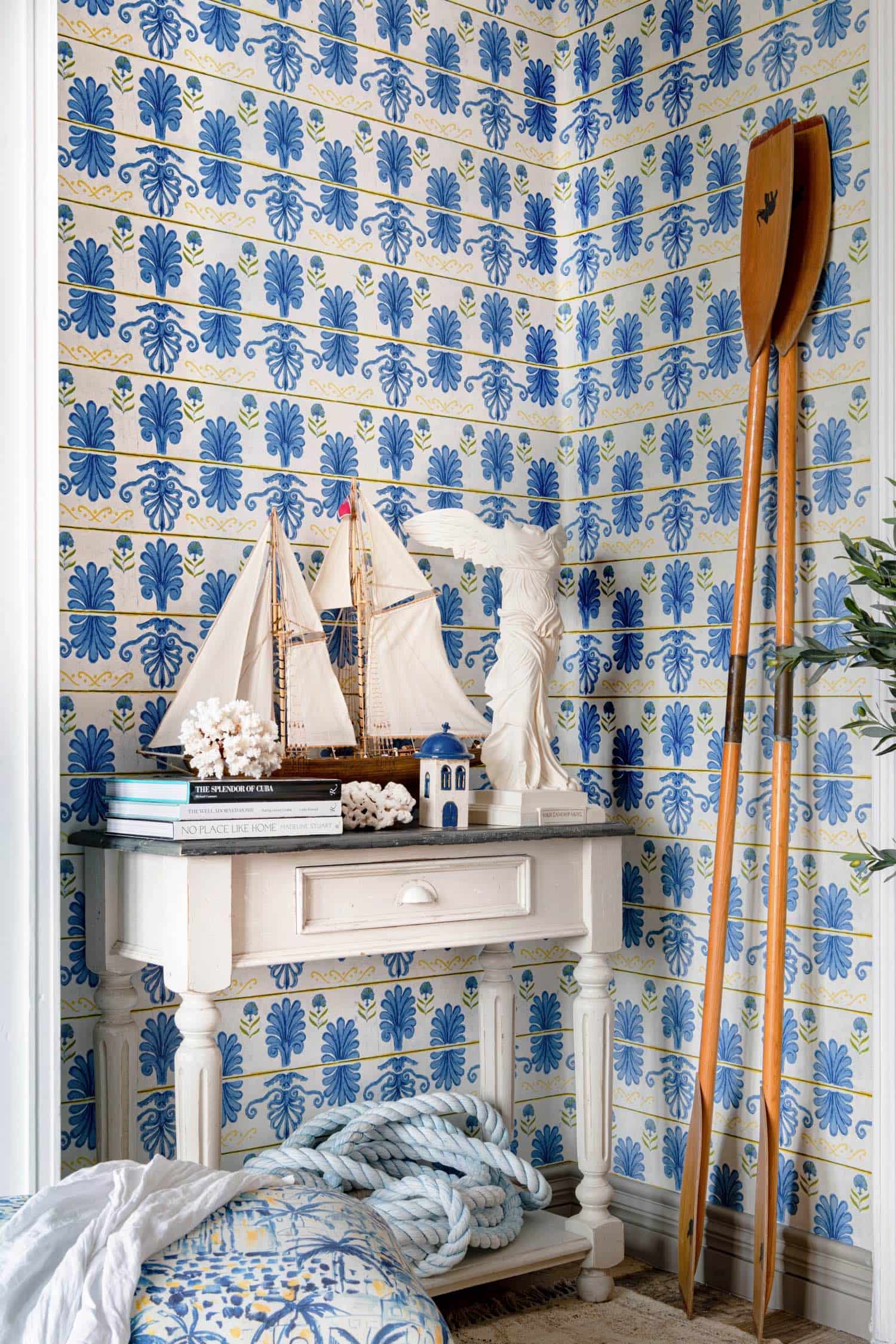 Tapete MYKONOS VILLA MOTIF Taupe von MINDTHEGAP aus der Kategorie MIND THE GAP mit der Artikelnummer WP30042