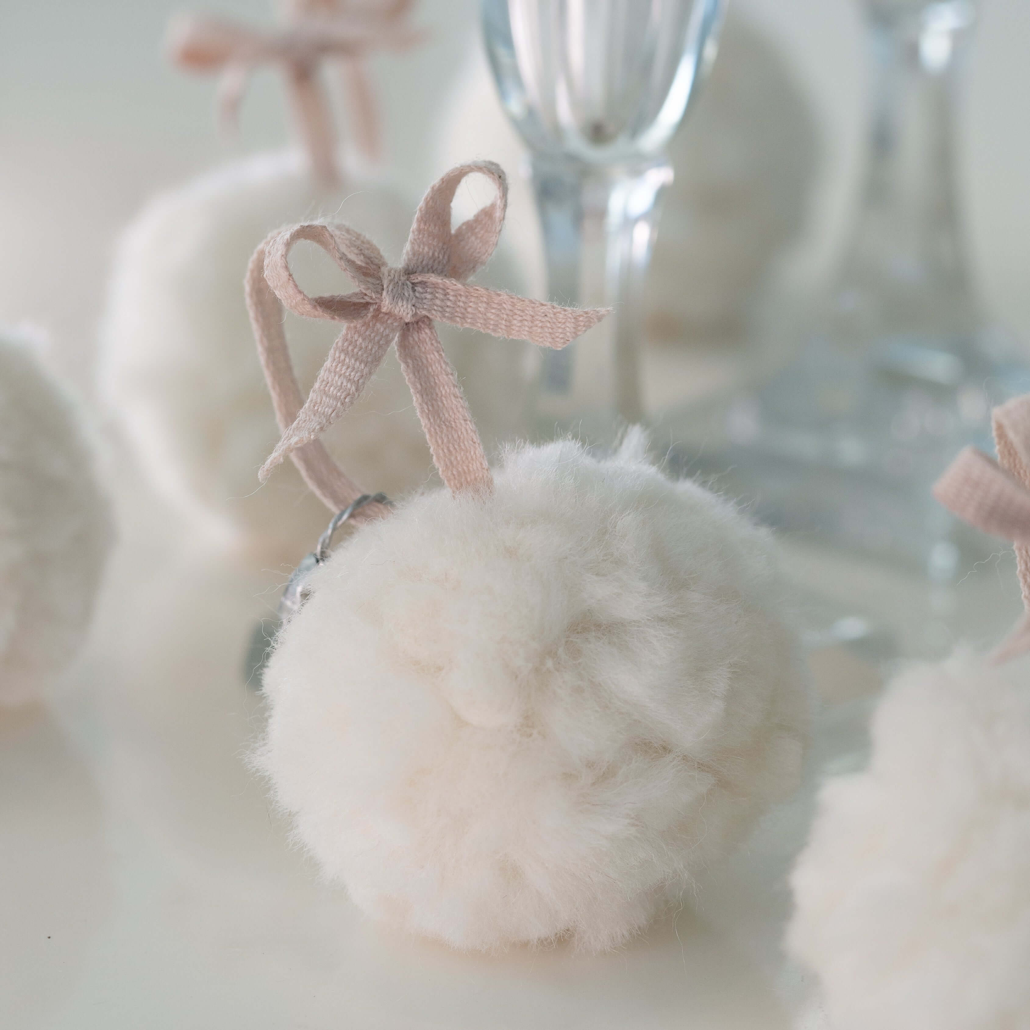 3er-Set Handgefertigte Schneeball-Ornamente aus italienischer Merinowolle - Deus Living Copenhagen 3er-Set Handgefertigte Schneeball-Ornamente aus italienischer Merinowolle - Deus Living Copenhagen