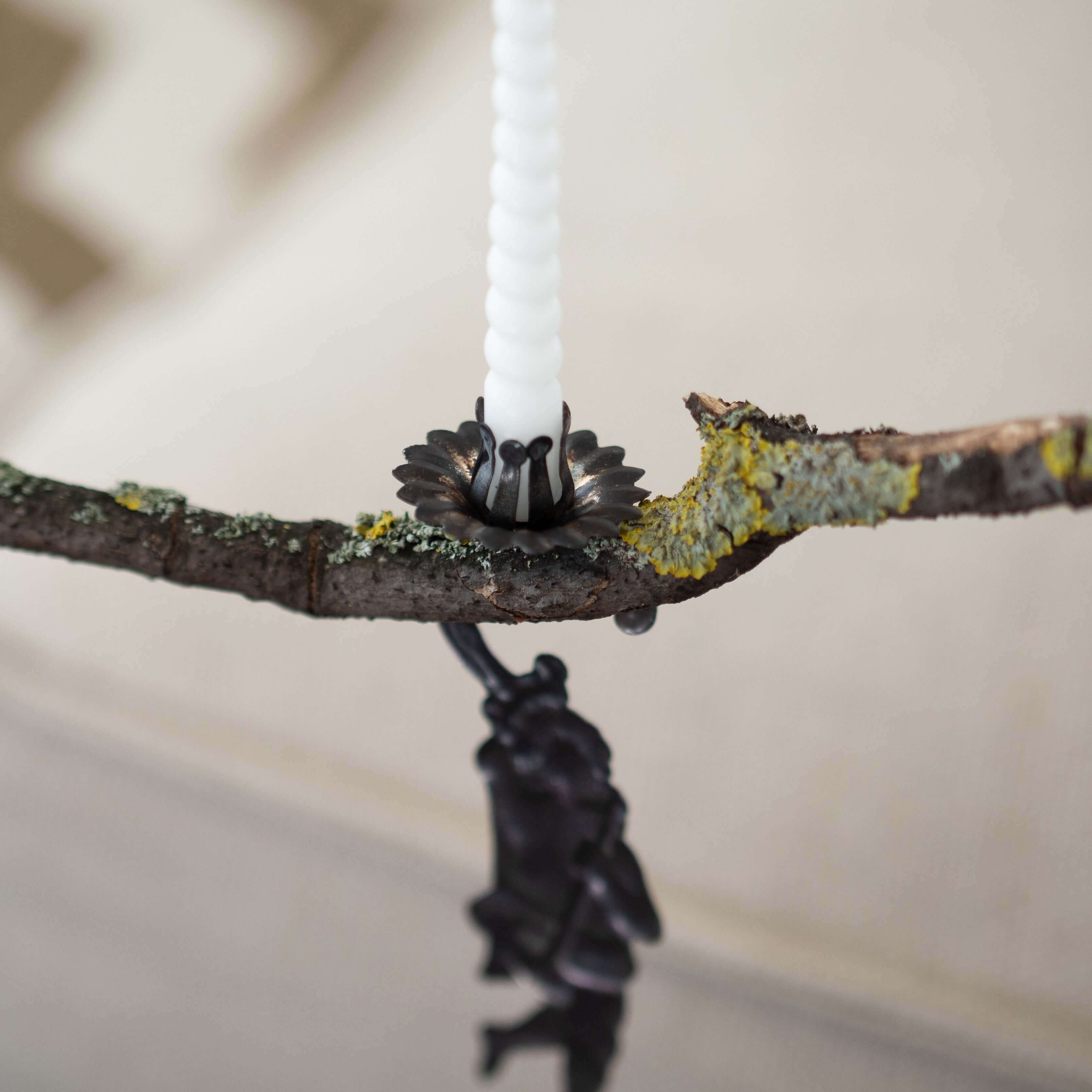 Faun-Kerzenhalter Aus Metall Mit Kugel - Deus Living Copenhagen Faun-Kerzenhalter Aus Metall Mit Kugel - Deus Living Copenhagen