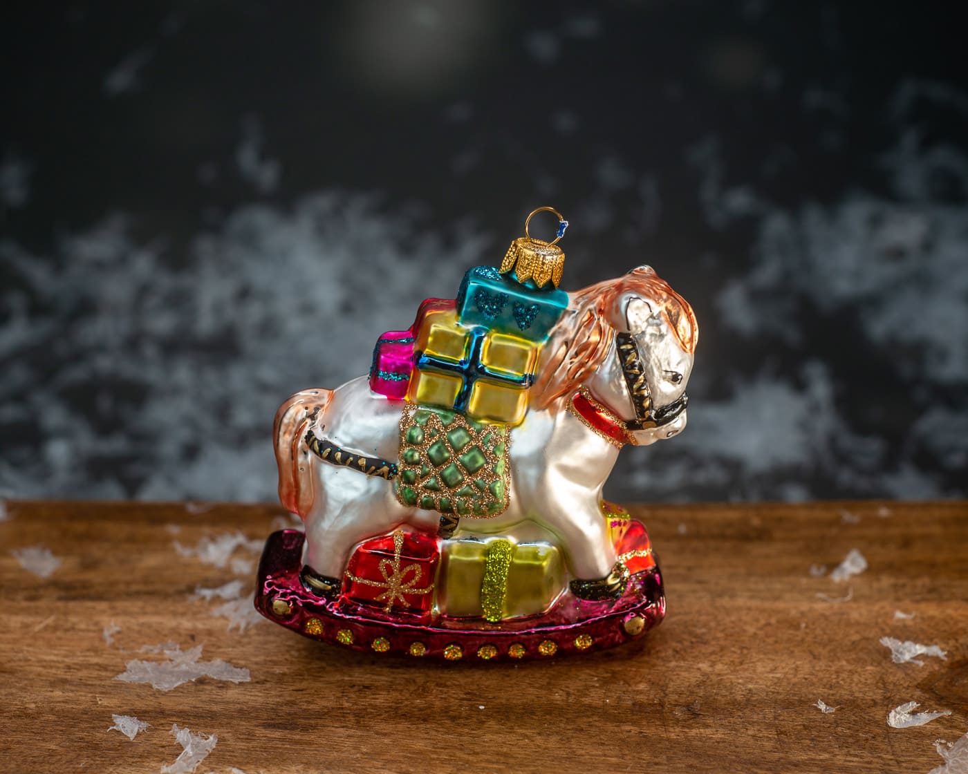 Schaukelpferd mit Geschenken - Christbaumschmuck aus Glas-OF16905-Weihnachtsland-Christbaumschmuck Schaukelpferd mit Geschenken - Christbaumschmuck aus Glas von Weihnachtsland aus der Kategorie Christbaumschmuck mit der Artikelnummer OF16905