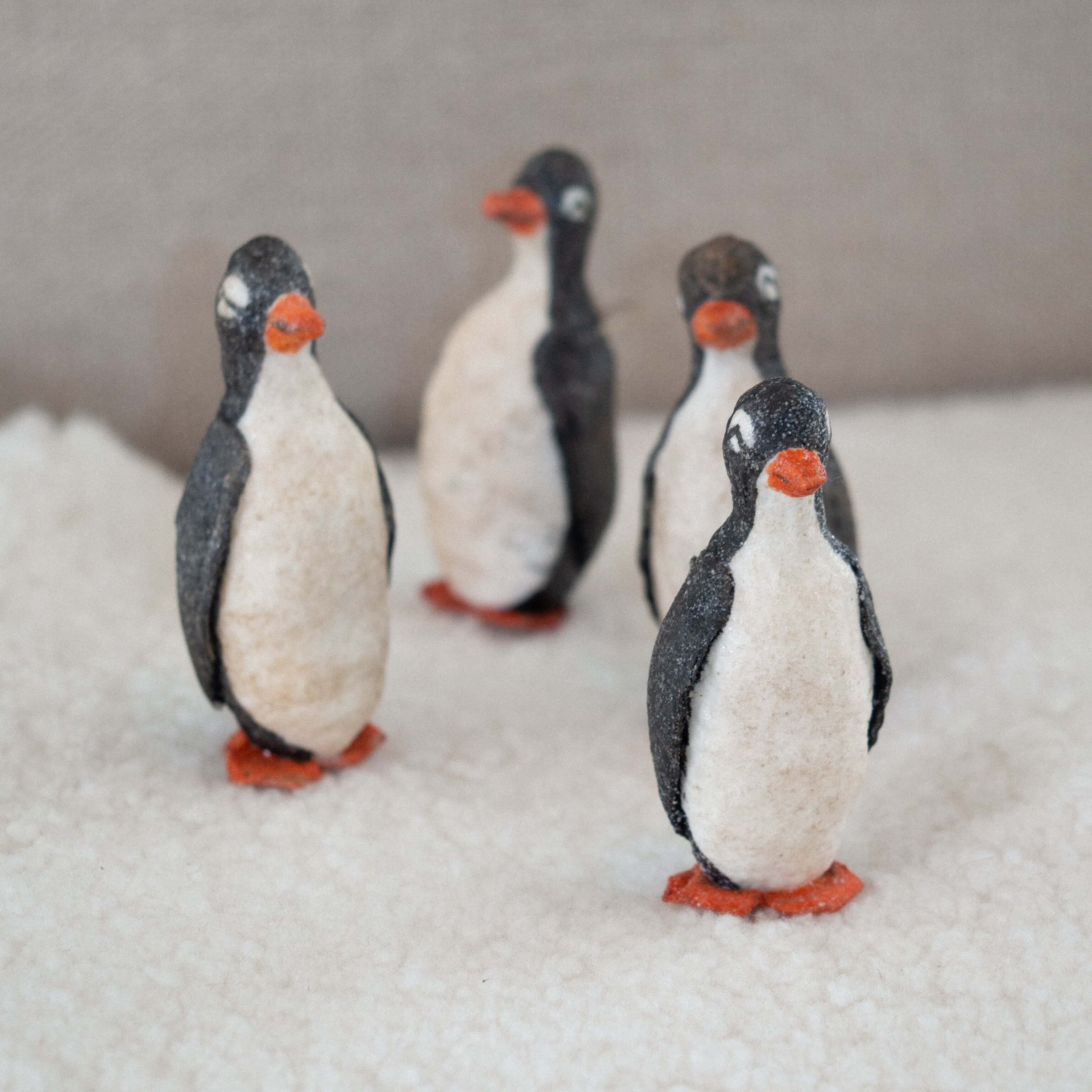 „Svend“ Der Pinguin aus Baumwolle und Papier - Deus Living Copenhagen „Svend“ Der Pinguin aus Baumwolle und Papier - Deus Living Copenhagen