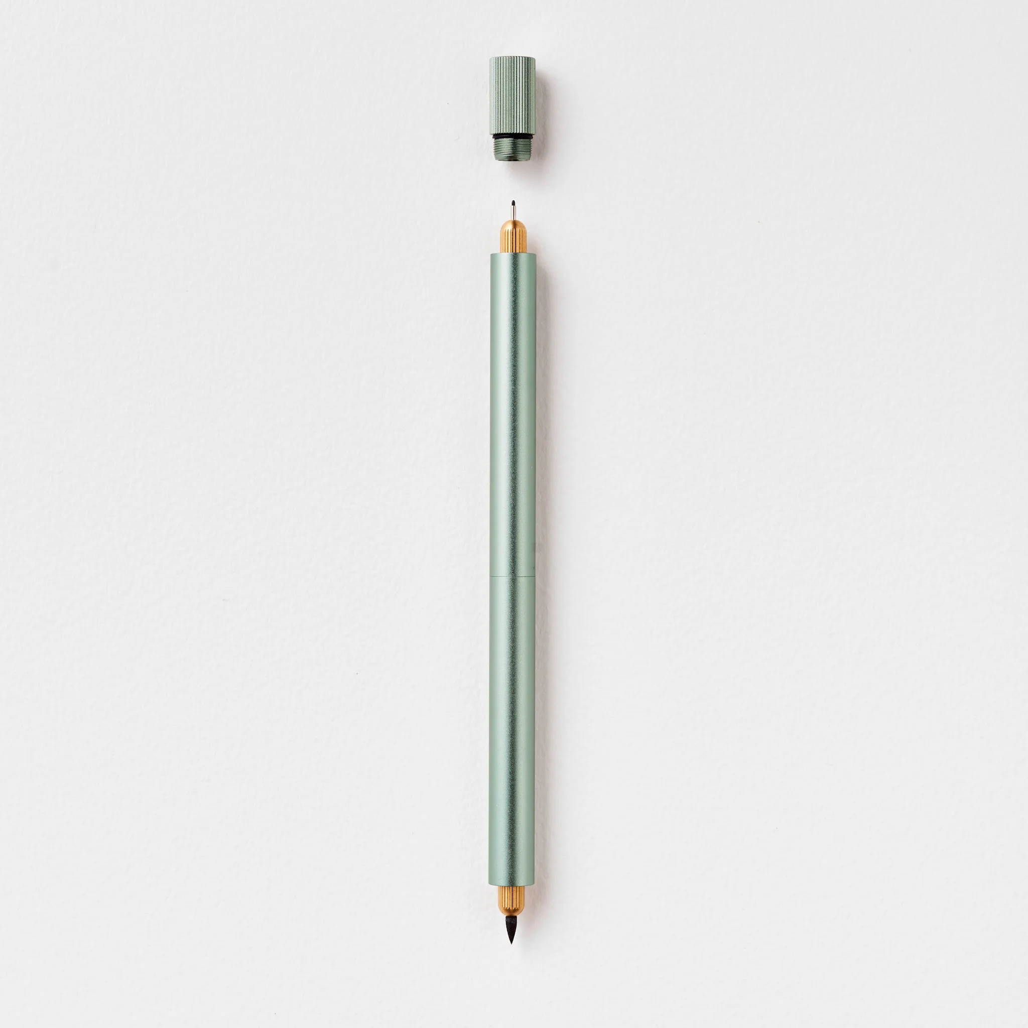 Lumos Pro Duo "Sage" – Nachfüllbarer Fineliner-, Schreib- & Pinselstift | Tom's Studio