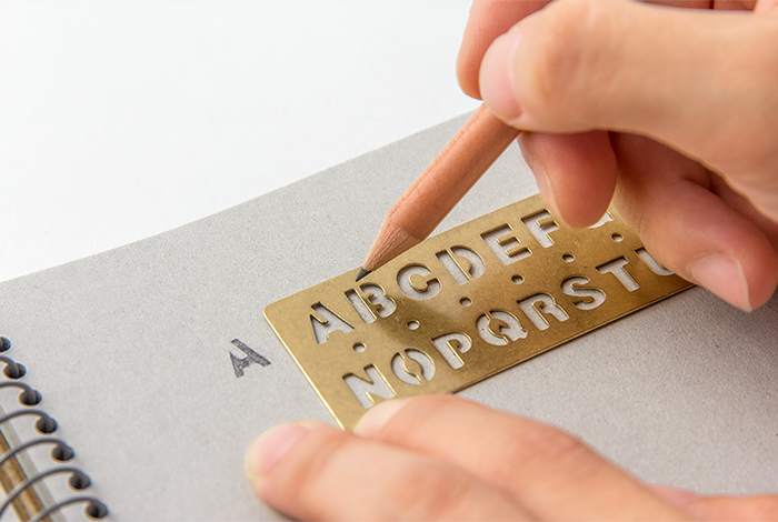 BOOKMARK Alphabet - Lesezeichen und Schablone - Serie BRASS von der TRAVELER'S COMPANY JAPAN-42169006-TRAVELER'S COMPANY JAPAN-Messing - Brass BOOKMARK Alphabet - Lesezeichen und Schablone - Serie BRASS von der TRAVELER'S COMPANY JAPAN von TRAVELER'S COMPANY JAPAN aus der Kategorie Messing - Brass mit der Artikelnummer 42169006