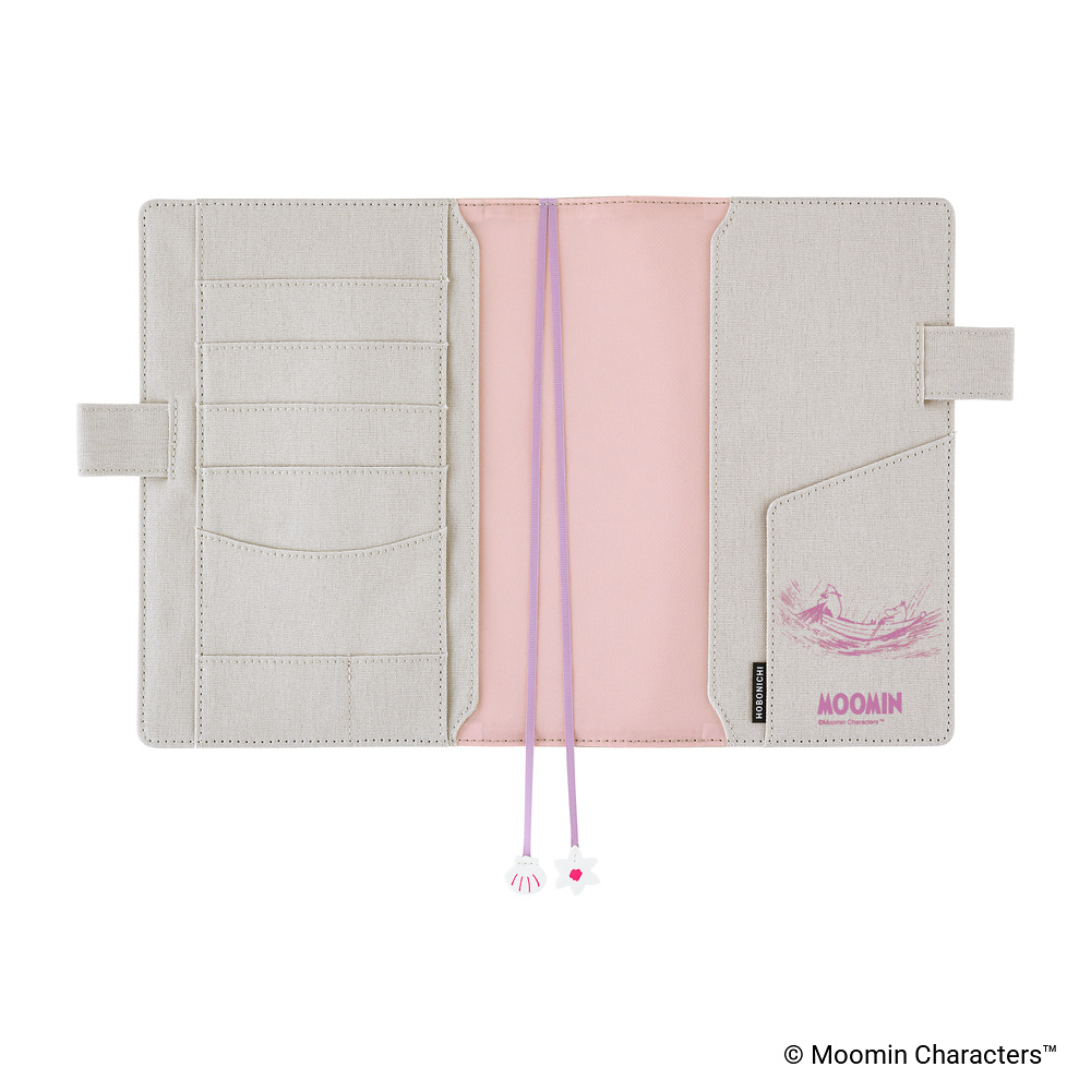 Hülle A5 Cousin – Moomin: My Yard (Pink Gray) | Hobonichi