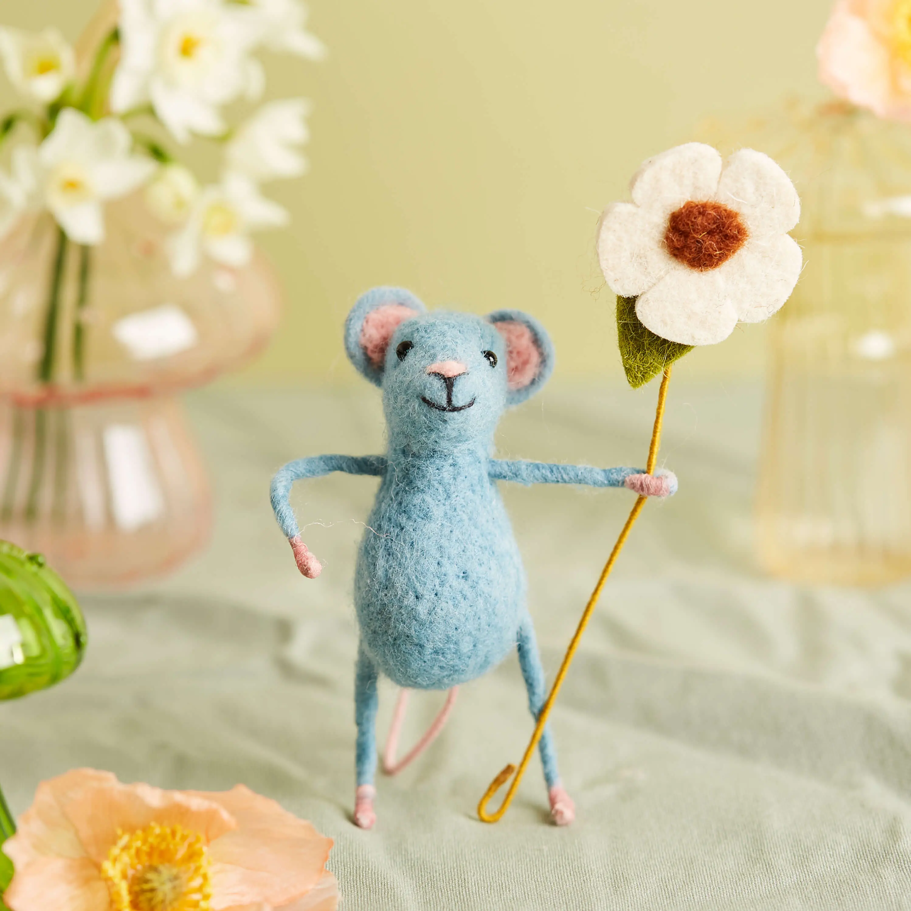 Pretty Blue Mouse with Flower - Handgefilzte Maus von Sew Heart Felt